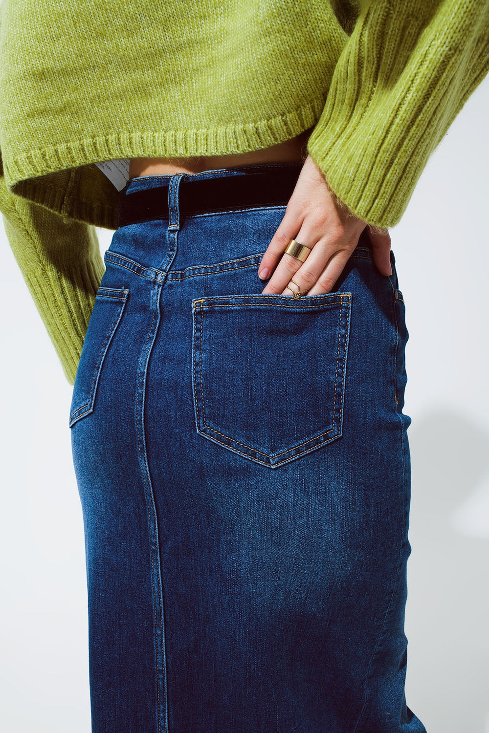 Saia Maxi de Denim Elástica com Fenda na Frente em Tom Médio