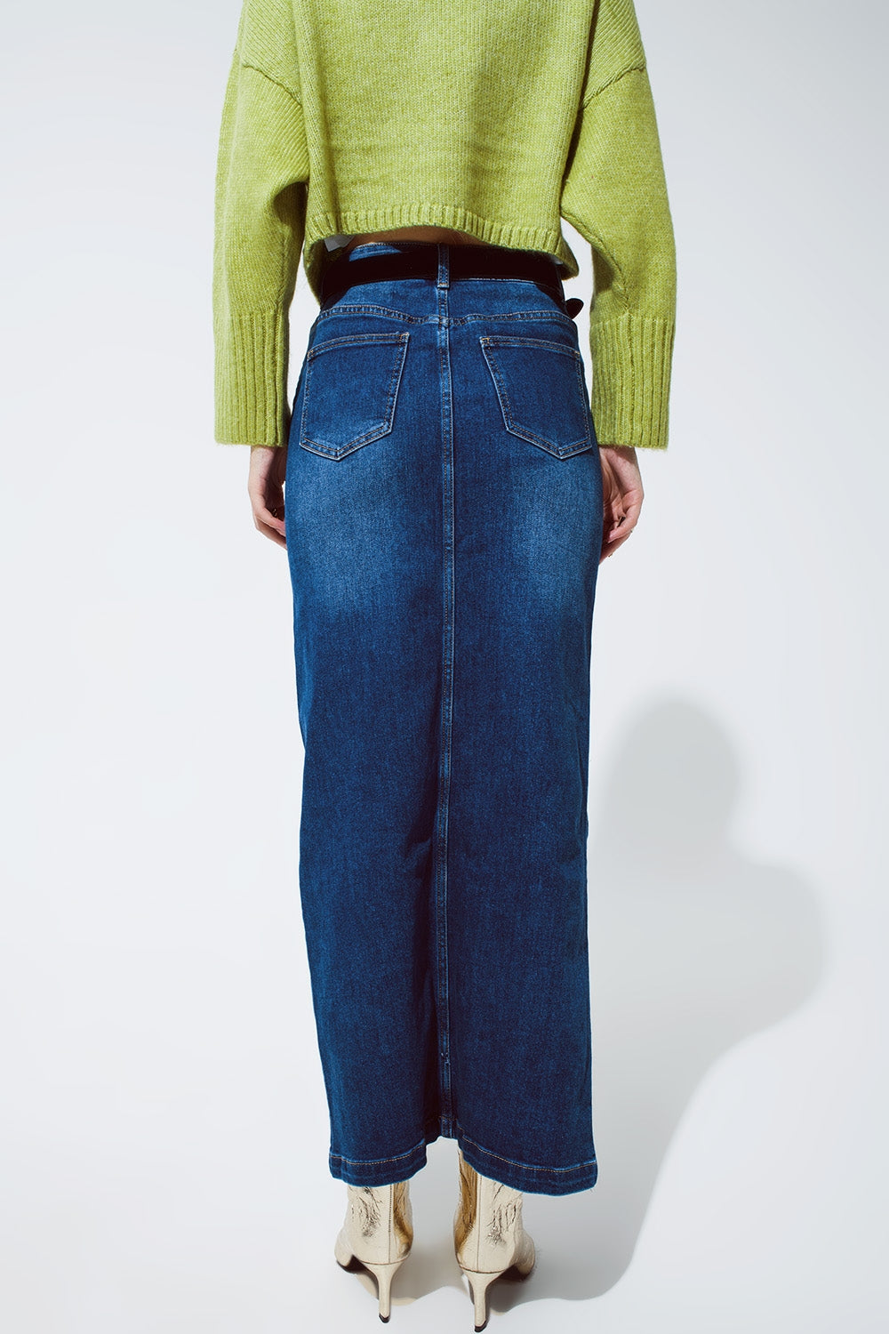 Saia Maxi de Denim Elástica com Fenda na Frente em Tom Médio