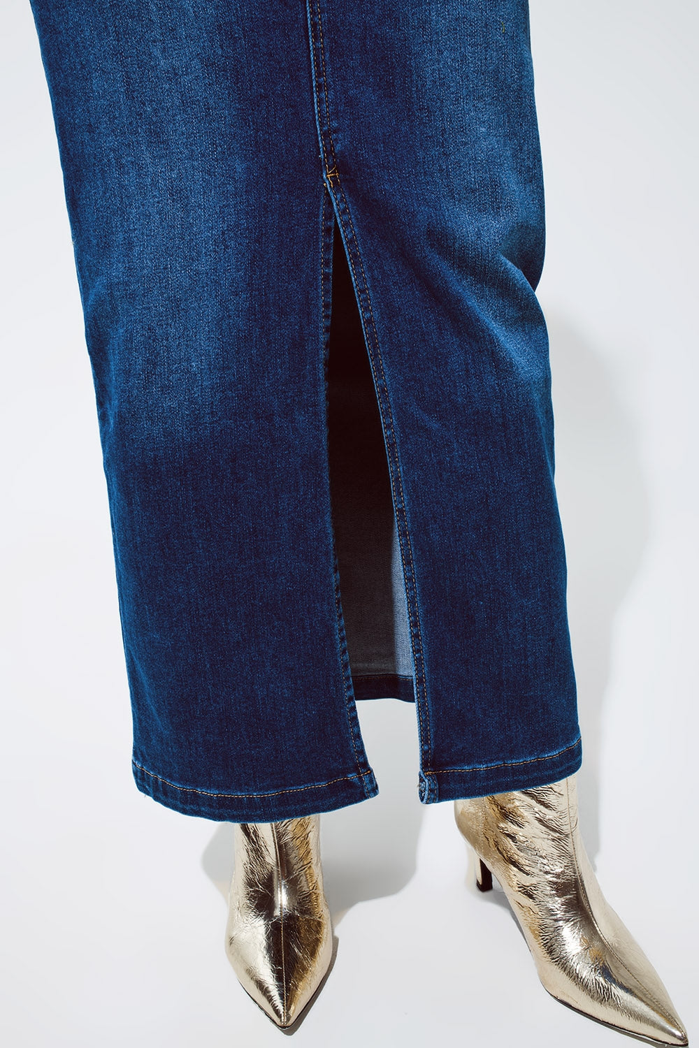 Saia Maxi de Denim Elástica com Fenda na Frente em Tom Médio