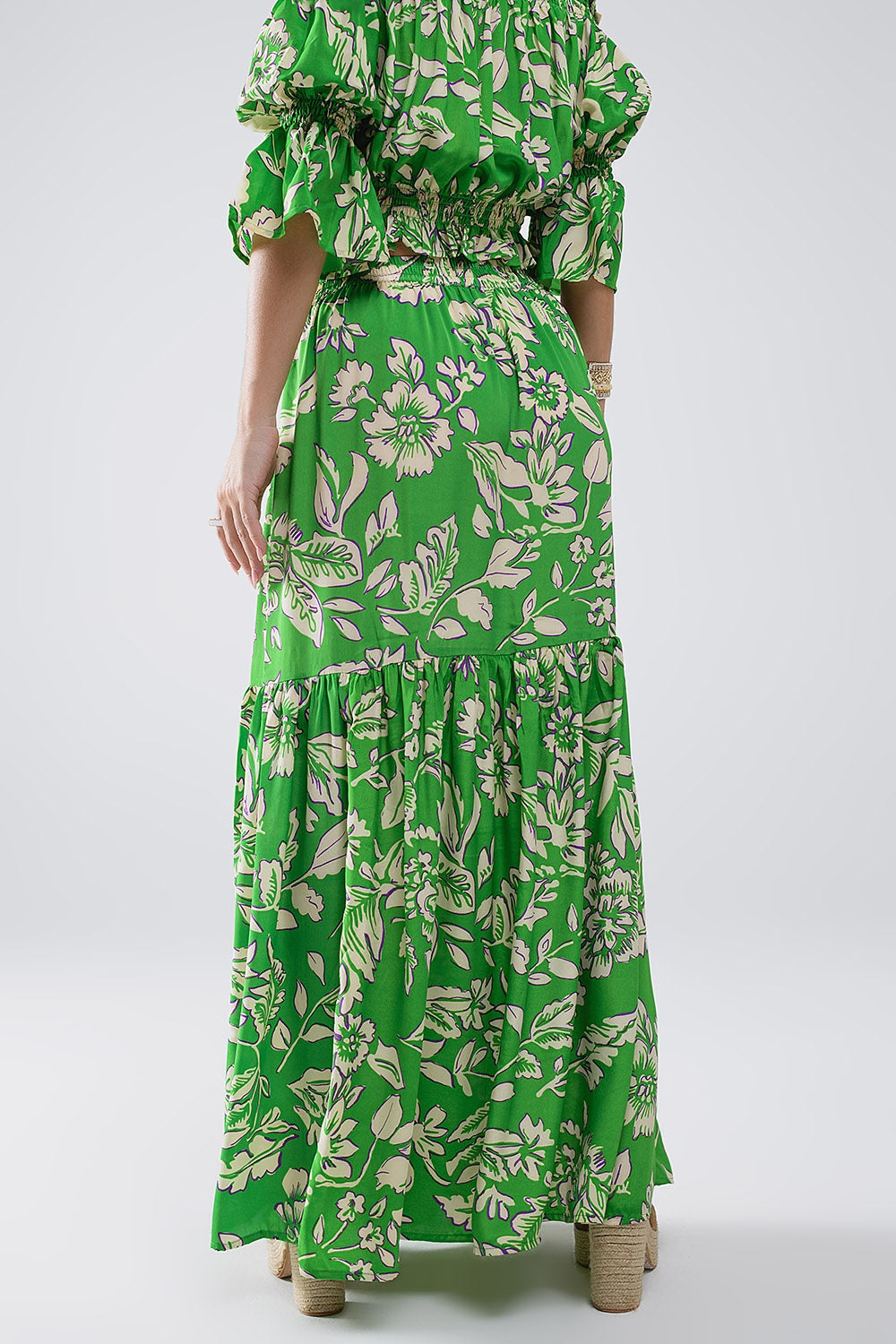 Saia maxi em camadas com estampa floral verde