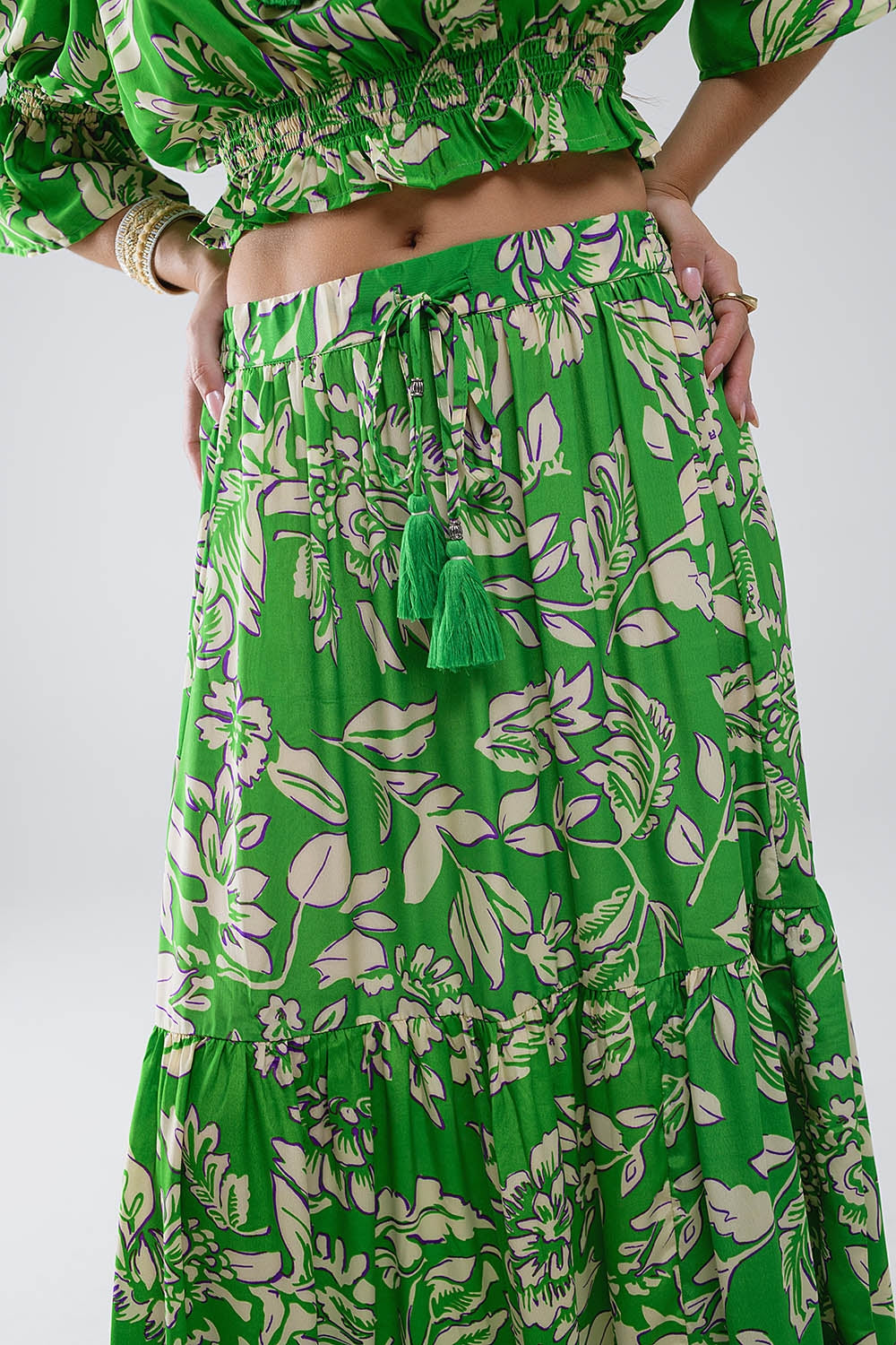 Saia maxi em camadas com estampa floral verde