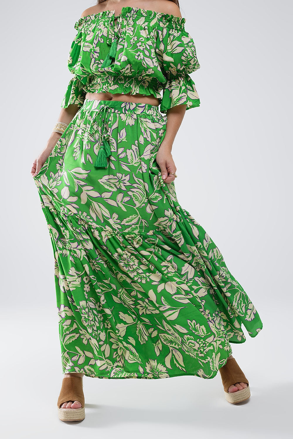 Saia maxi em camadas com estampa floral verde