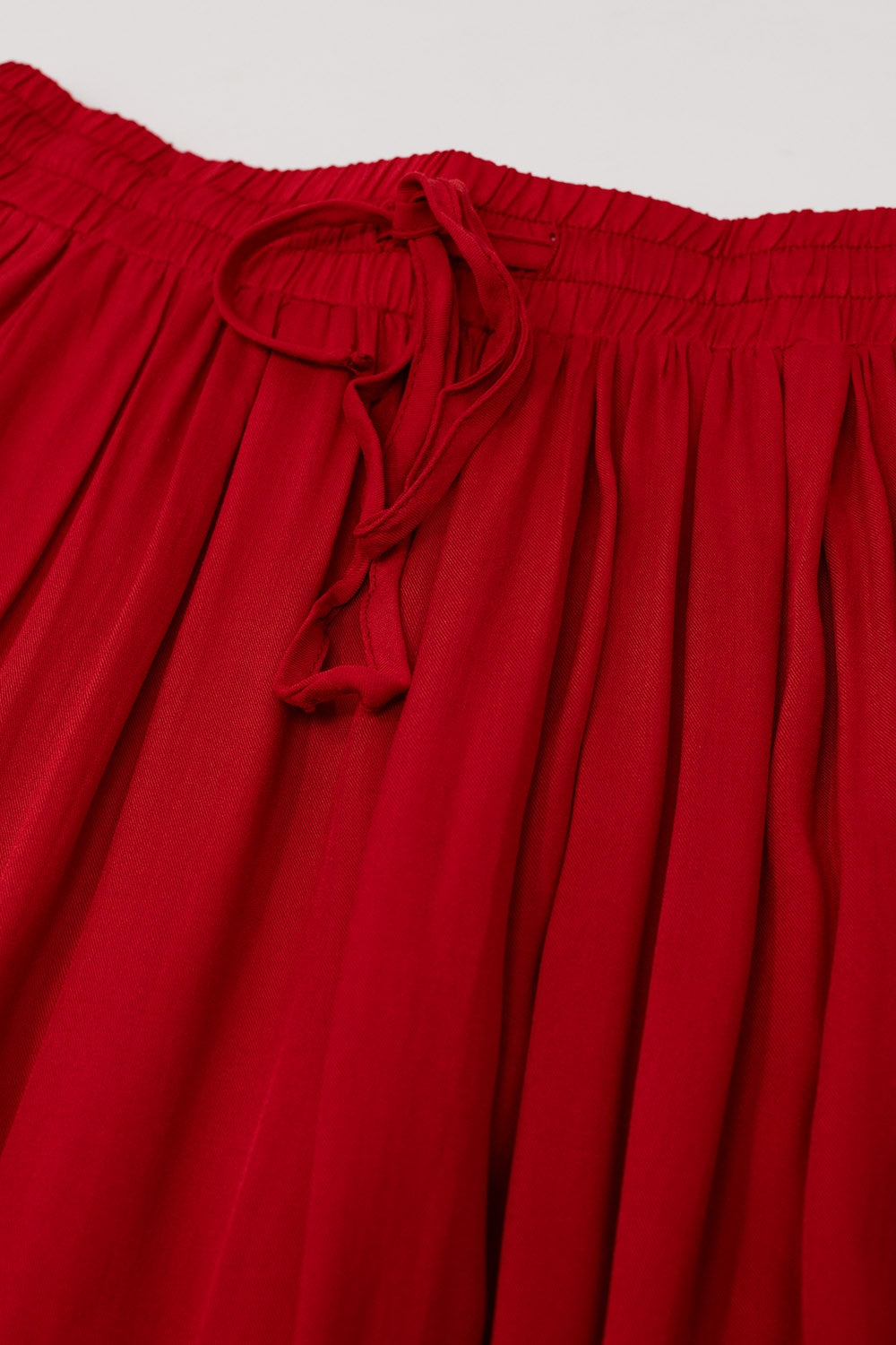 Saia maxi em tecido fluido vermelho com cintura elástica