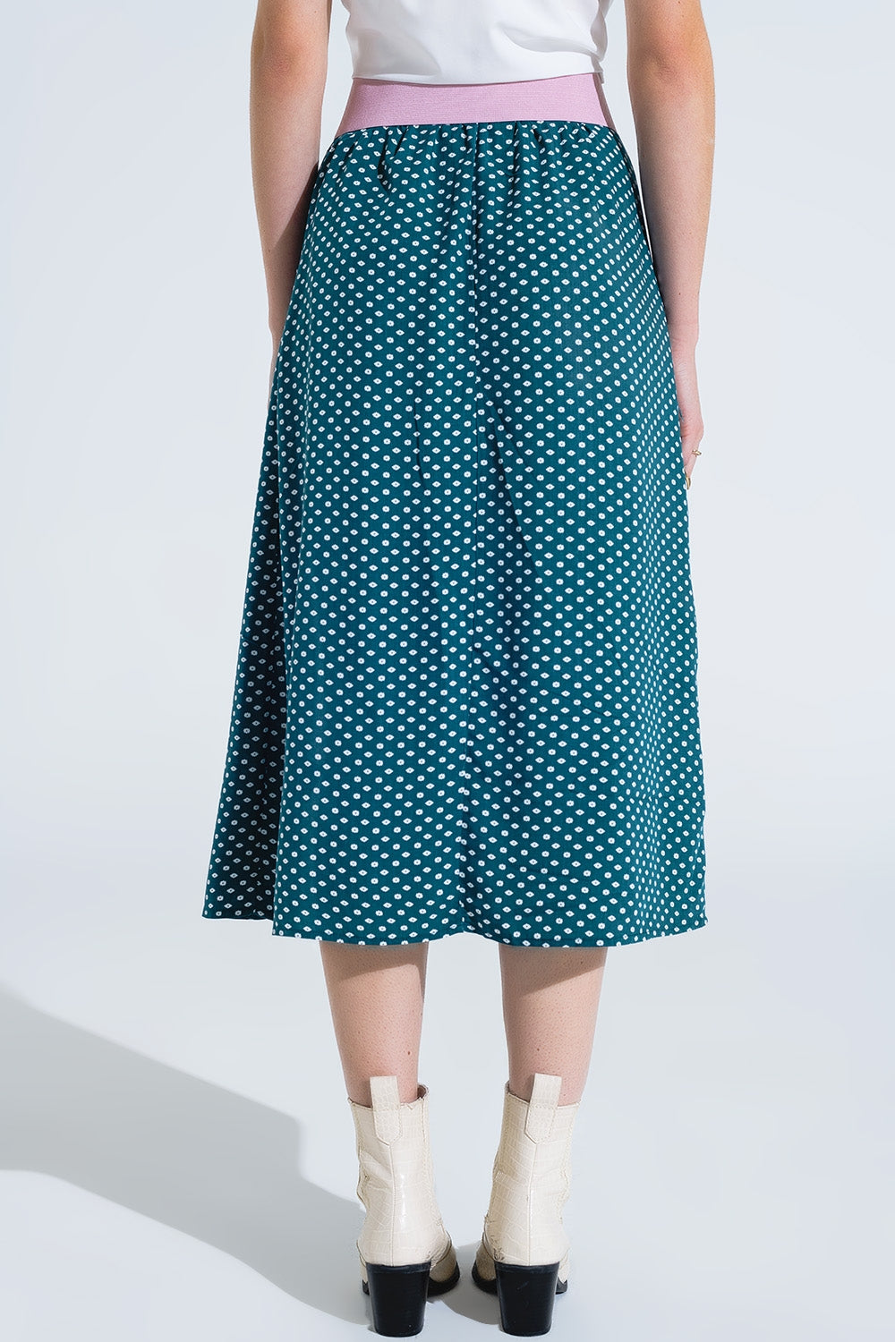 Saia maxi em verde com estampado de flores e fenda lateral