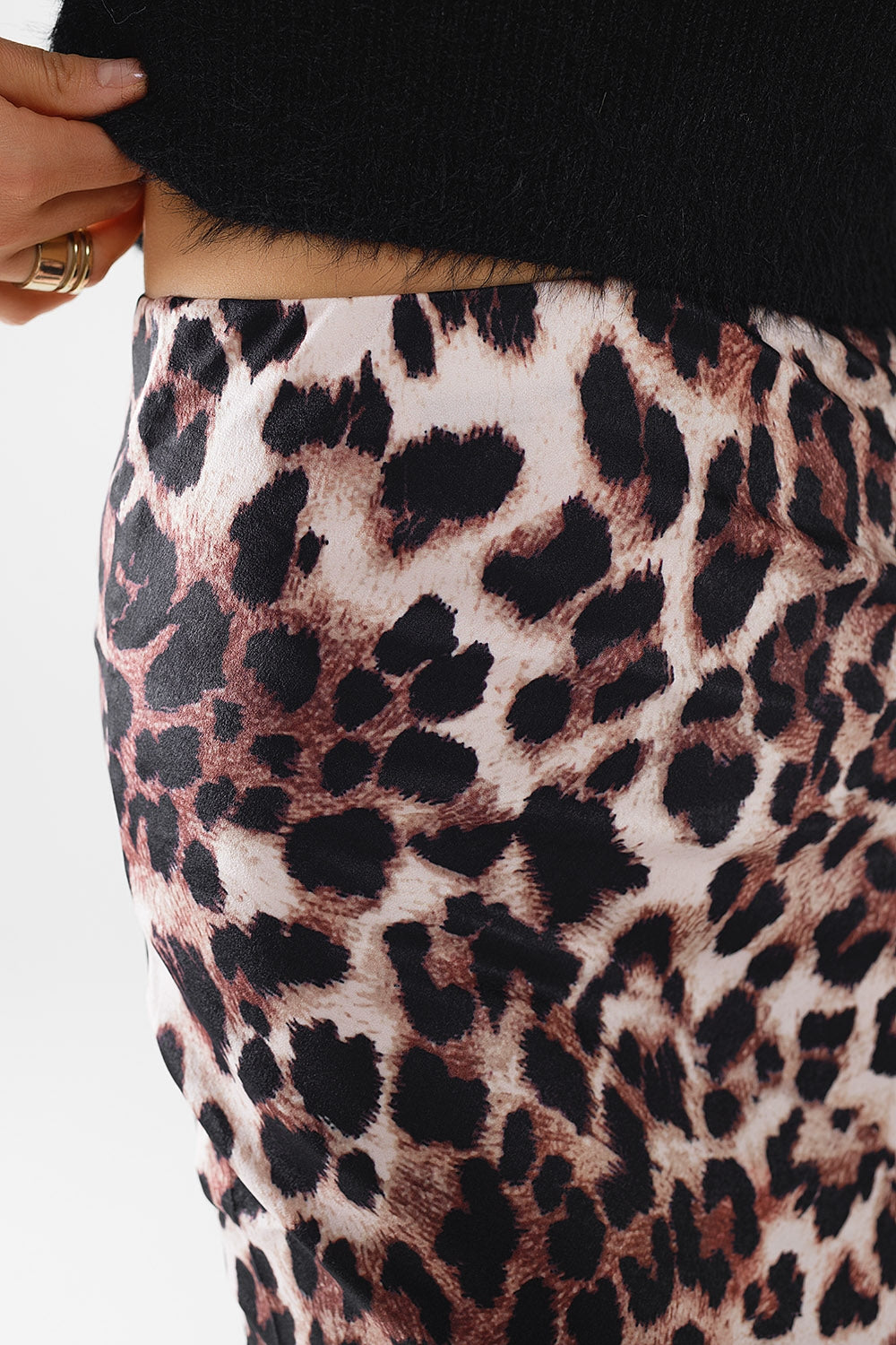 Saia midi com estampa de leopardo
