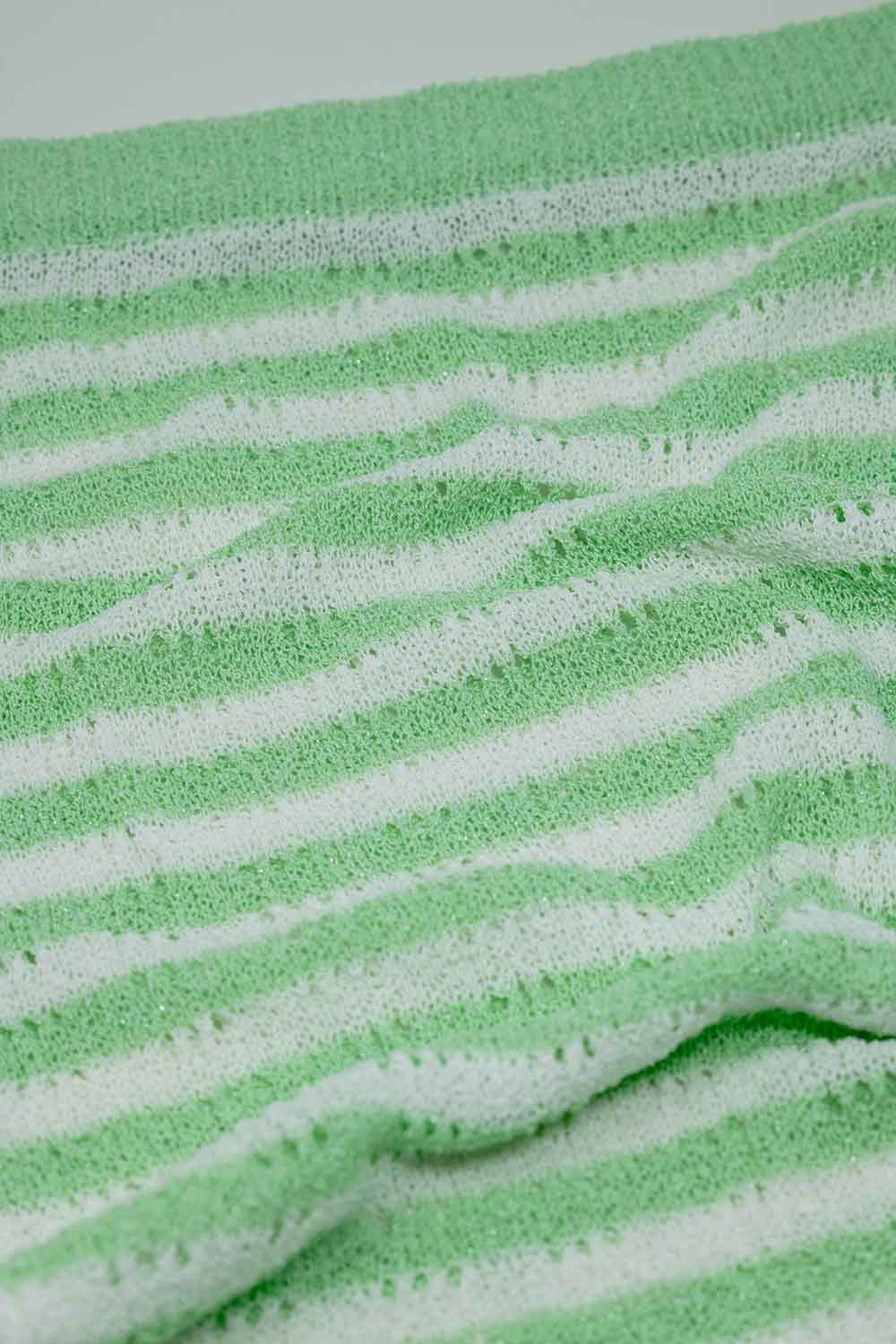 Saia Midi em croché branca com riscas verdes e bainha com franjas