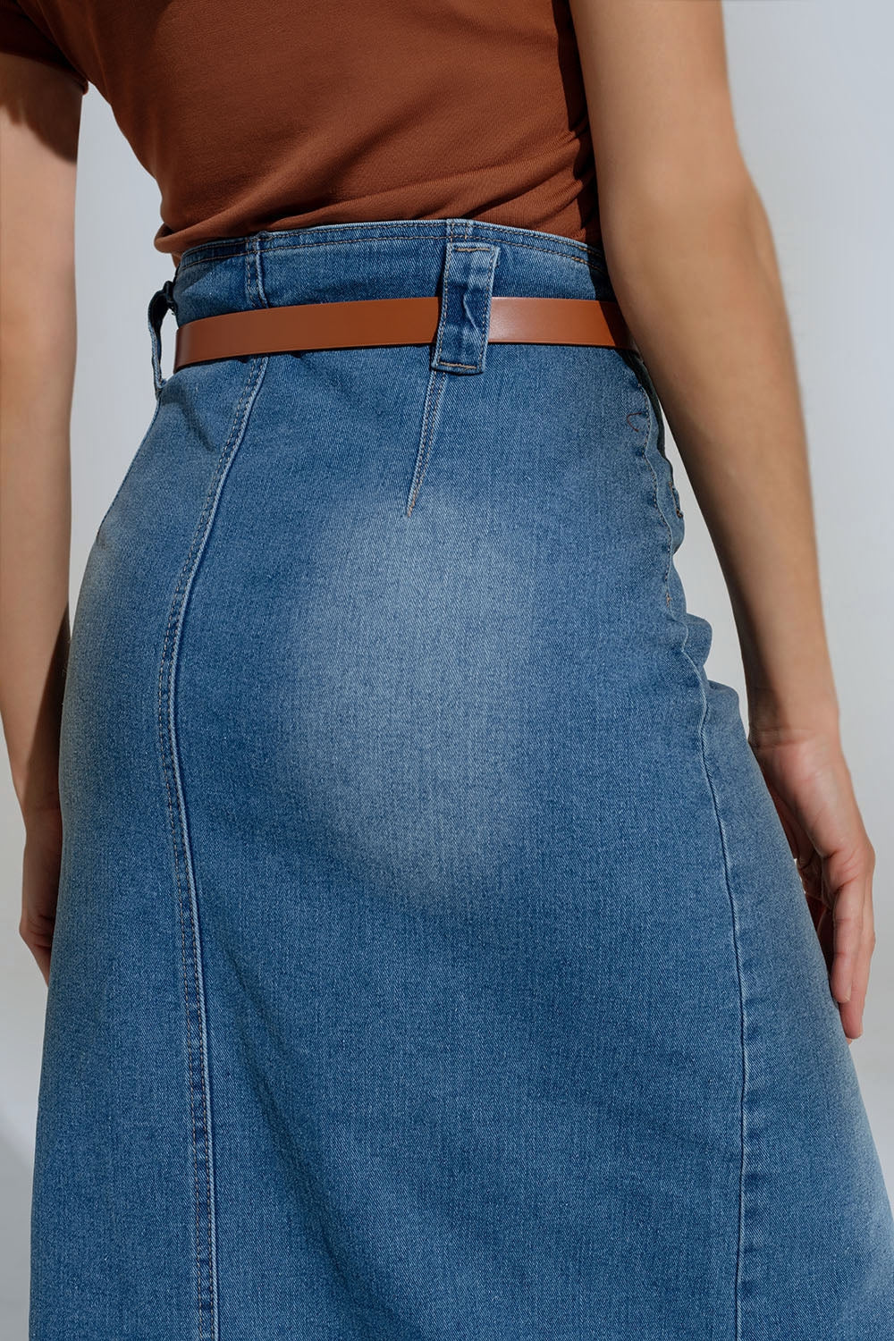 Saia Midi em ganga azul com abertura frontal