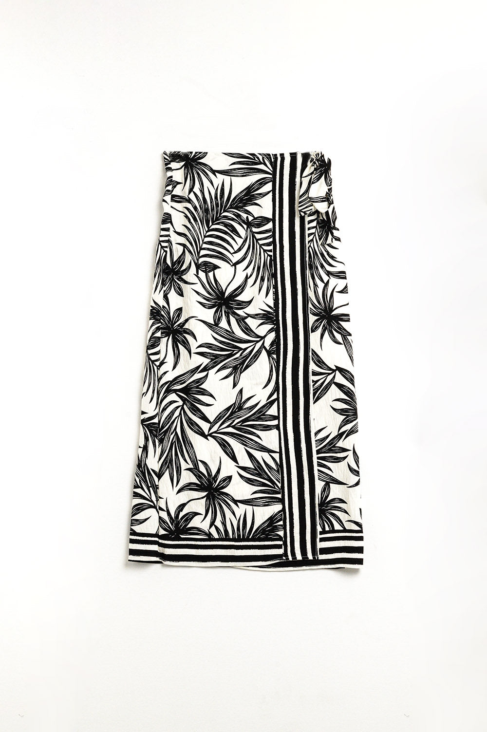 Q2 Saia midi em tecido leve com motivos tropicais em preto e branco