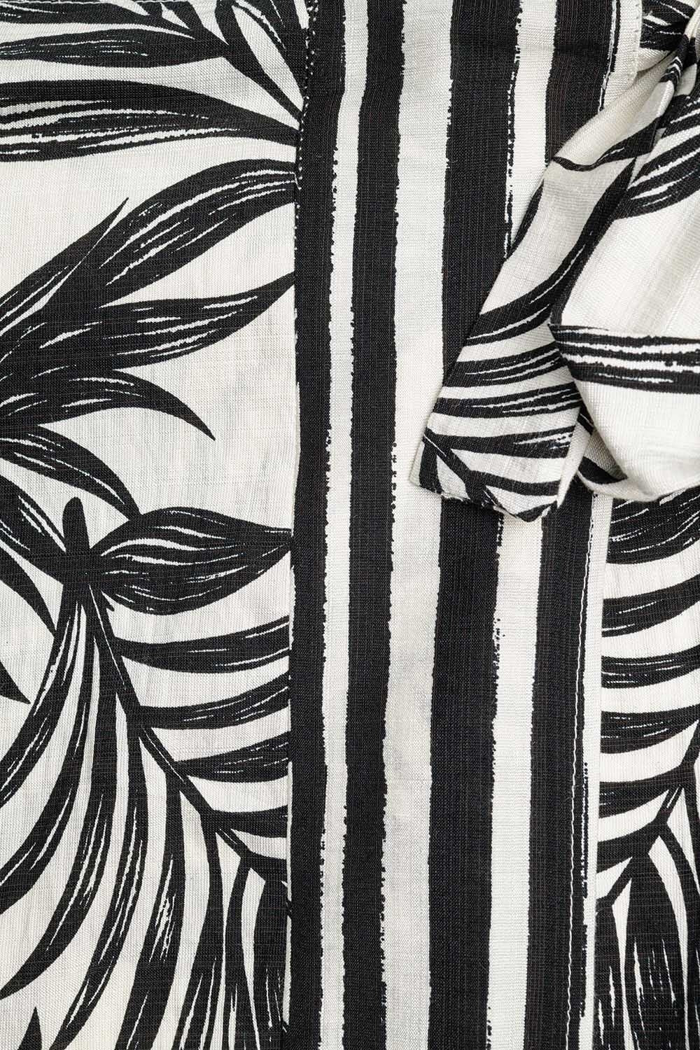 Saia midi em tecido leve com motivos tropicais em preto e branco