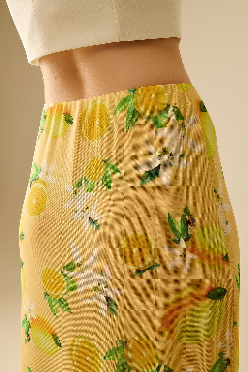 Saia midi justa amarela com estampado de limão em tecido de malha
