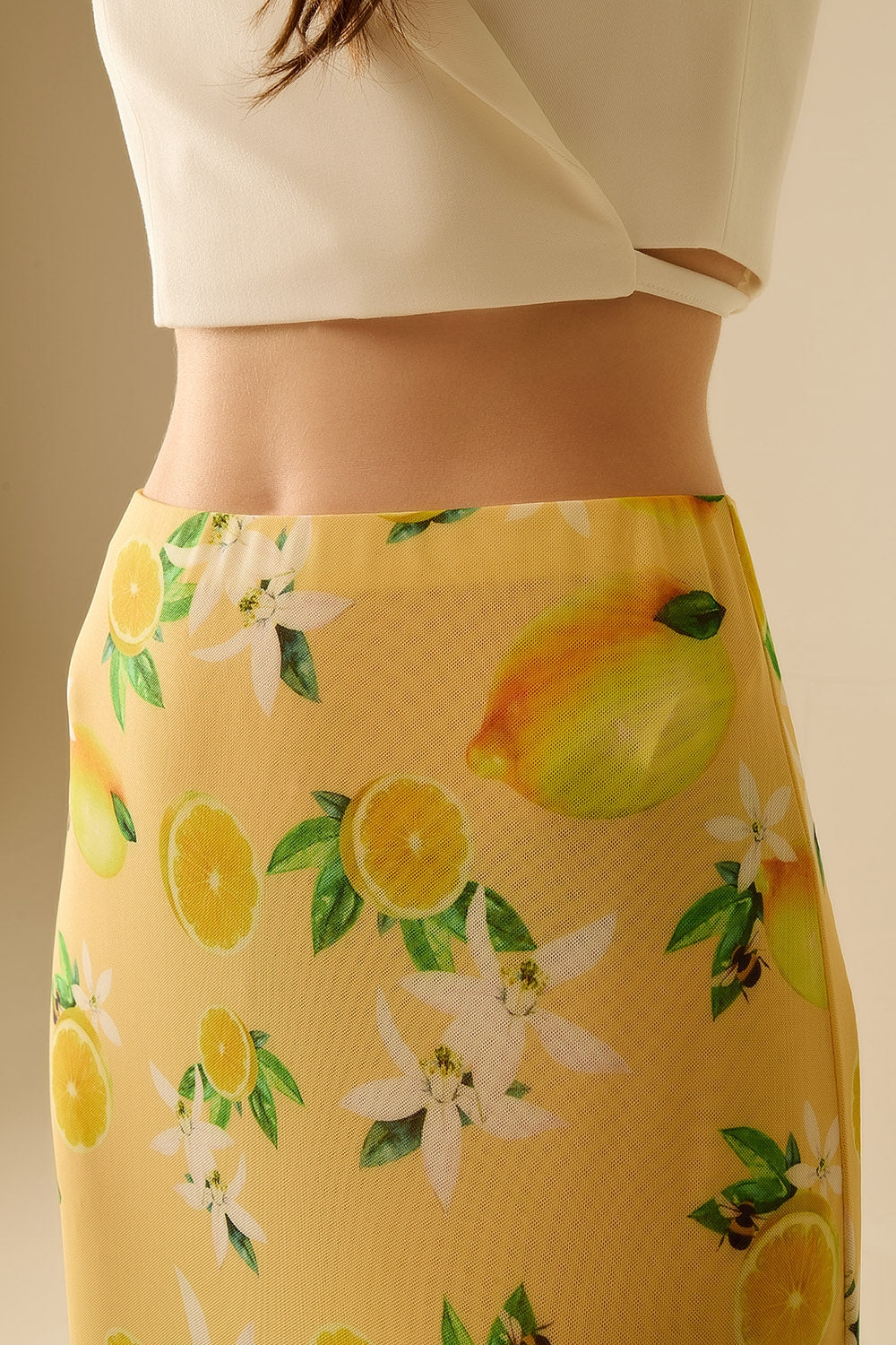 Saia midi justa amarela com estampado de limão em tecido de malha