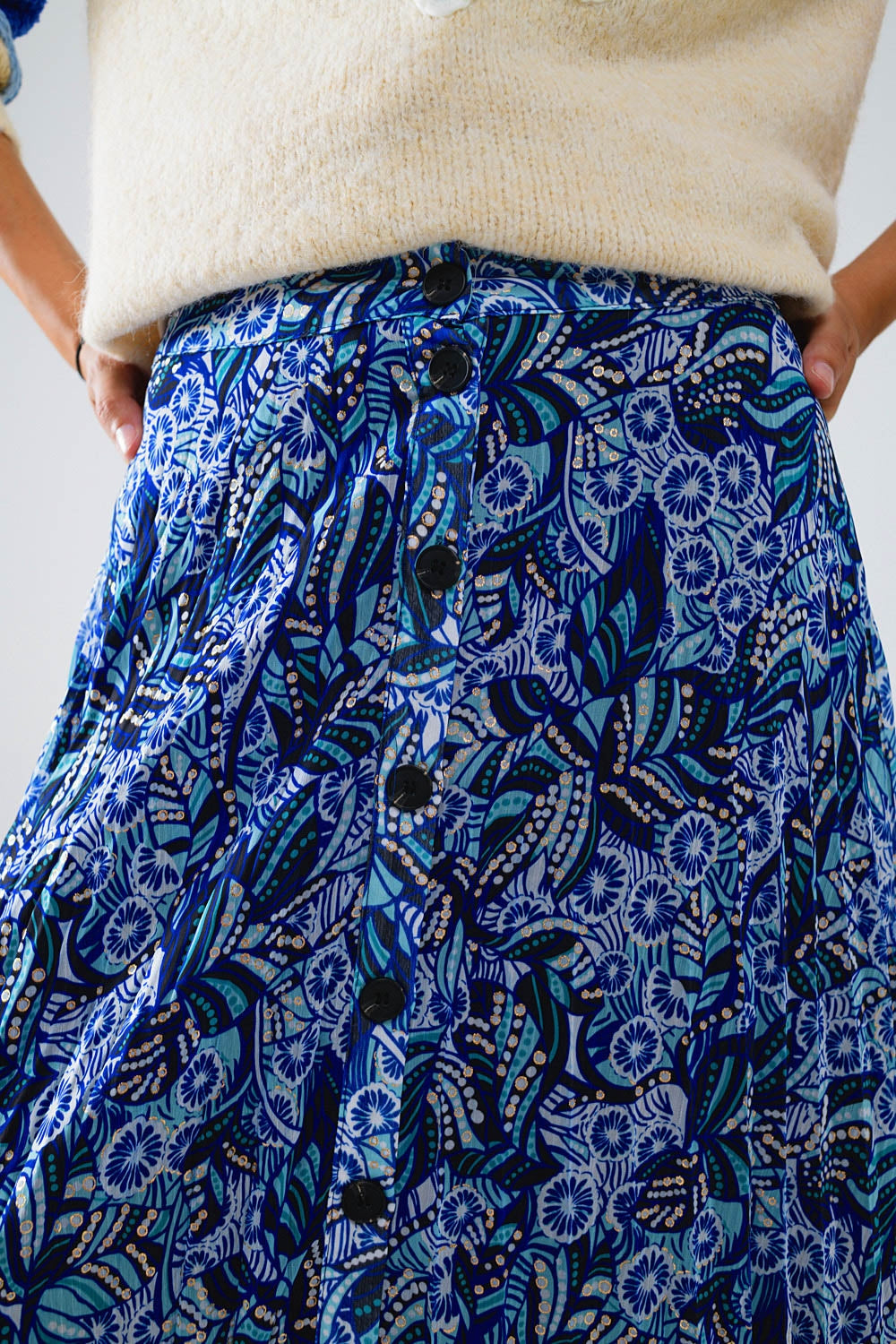 Saia midi plissada em azul com estampado abstrato e carcela de botões