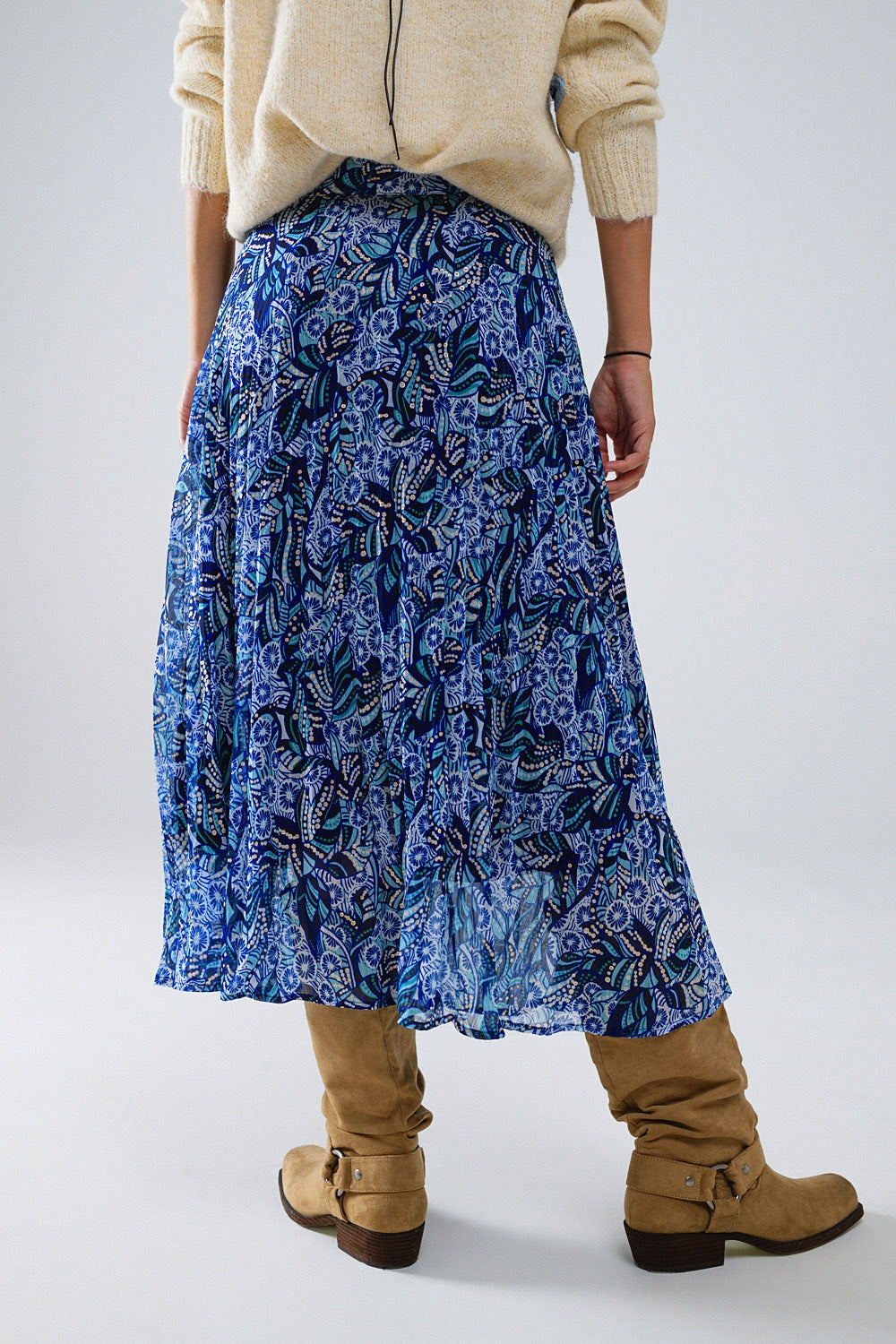 Saia midi plissada em azul com estampado abstrato e carcela de botões