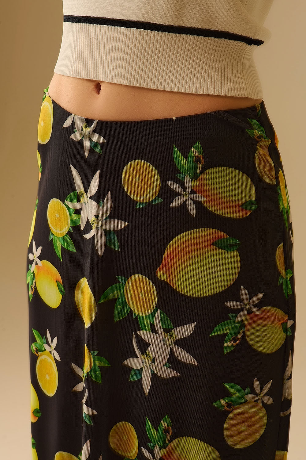 Saia midi preta com estampado de limão em tecido de malha