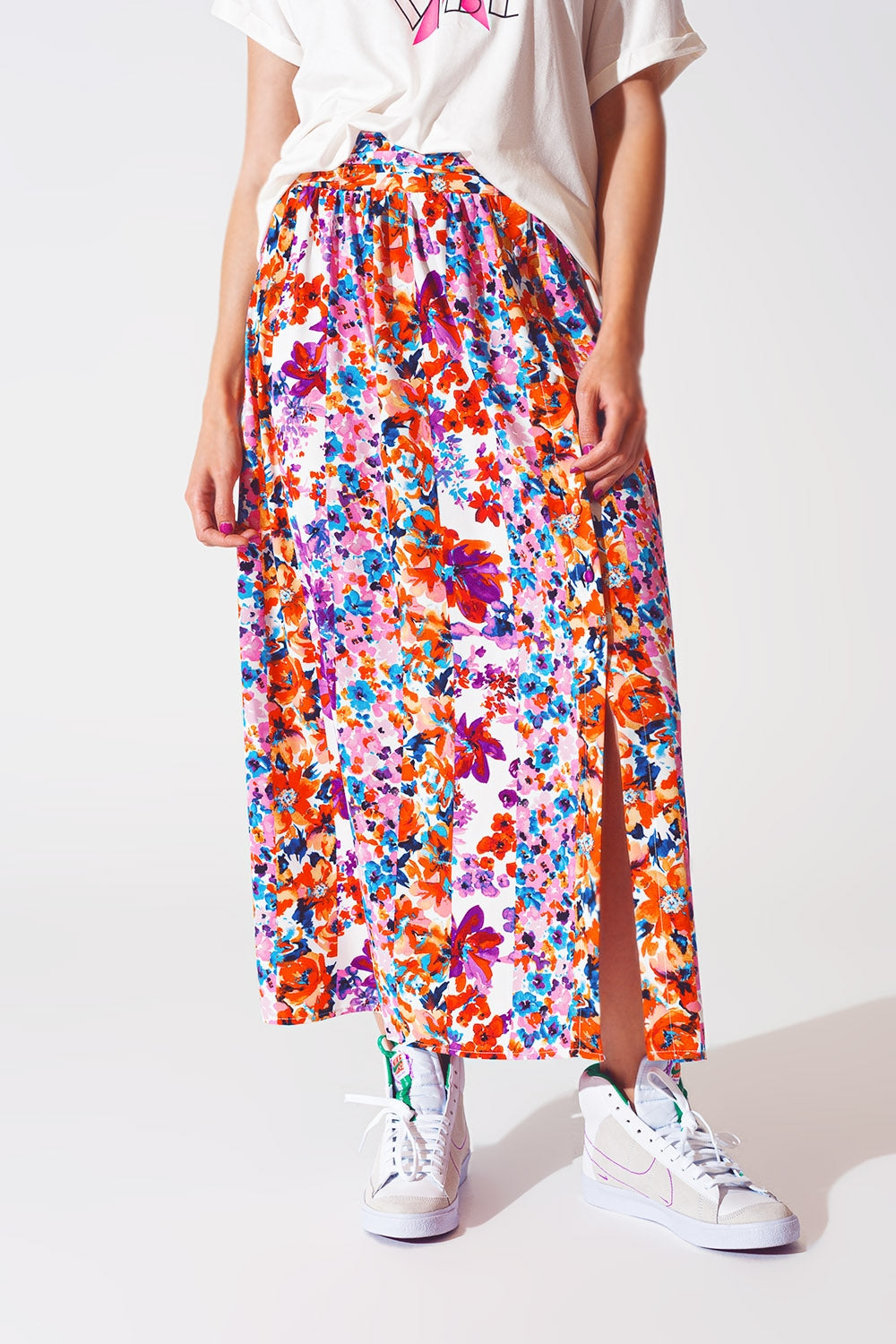 Q2 Saia plissada midi com estampa floral