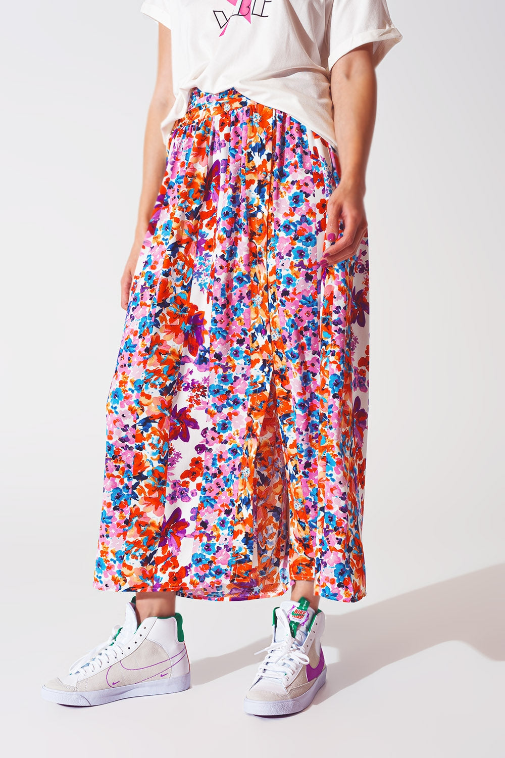 Saia plissada midi com estampa floral