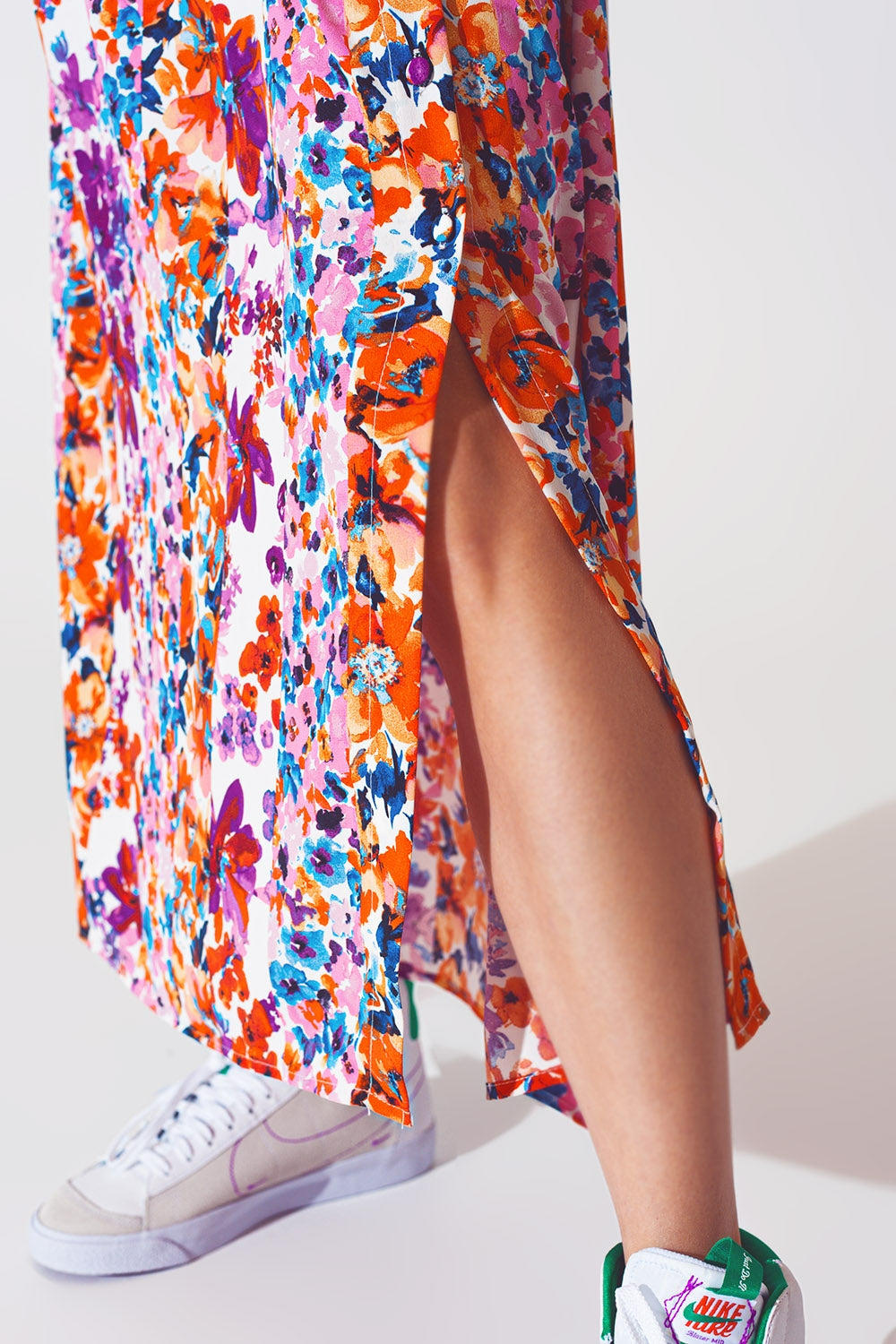 Saia plissada midi com estampa floral