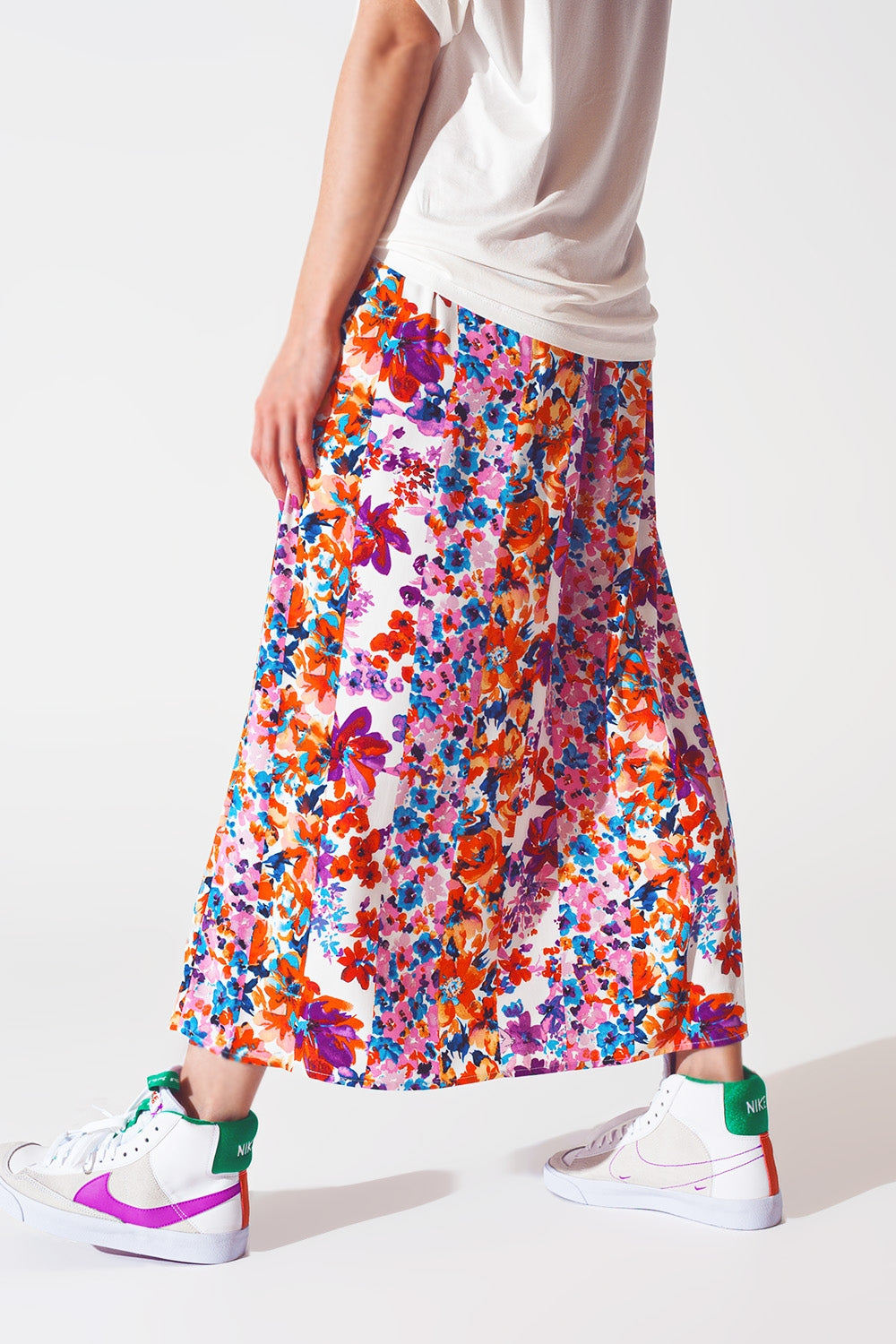 Saia plissada midi com estampa floral