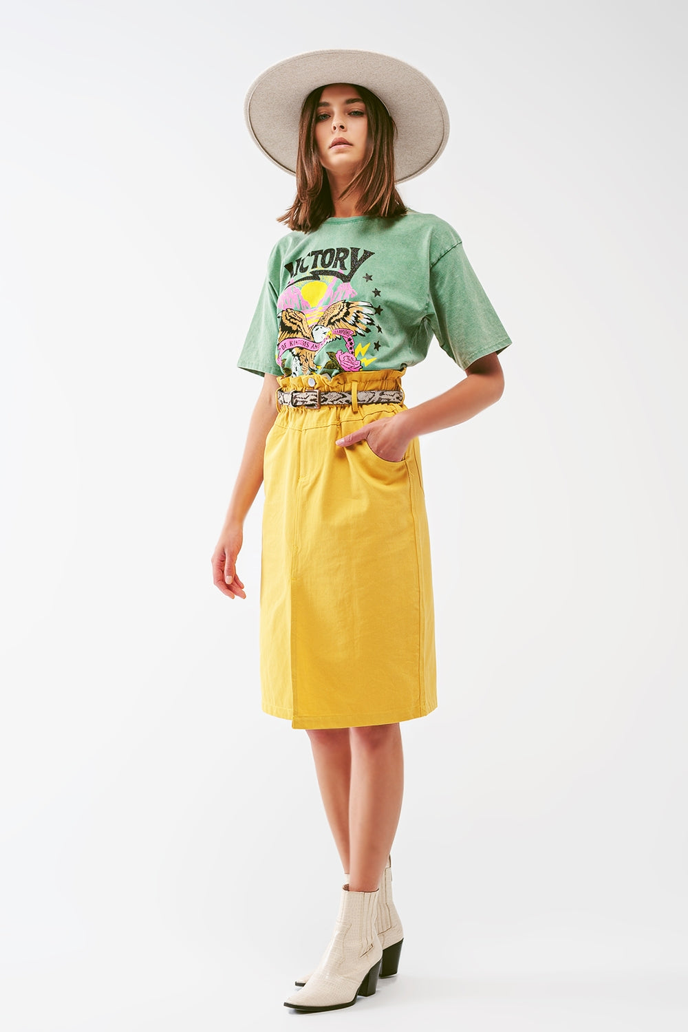 Saia reta com cintura estilo paper bag e fenda frontal em amarelo