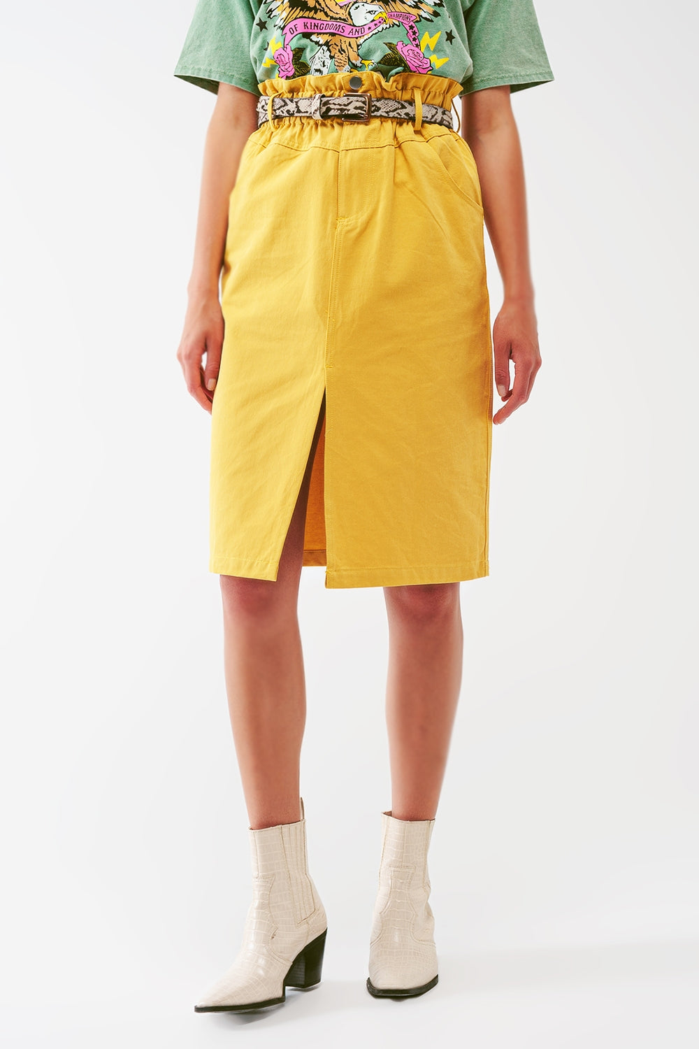 Q2 Saia reta com cintura estilo paper bag e fenda frontal em amarelo