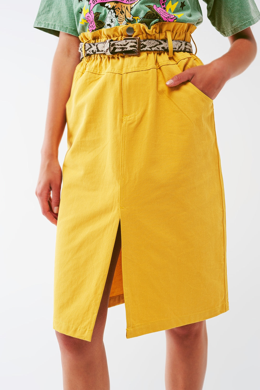 Saia reta com cintura estilo paper bag e fenda frontal em amarelo