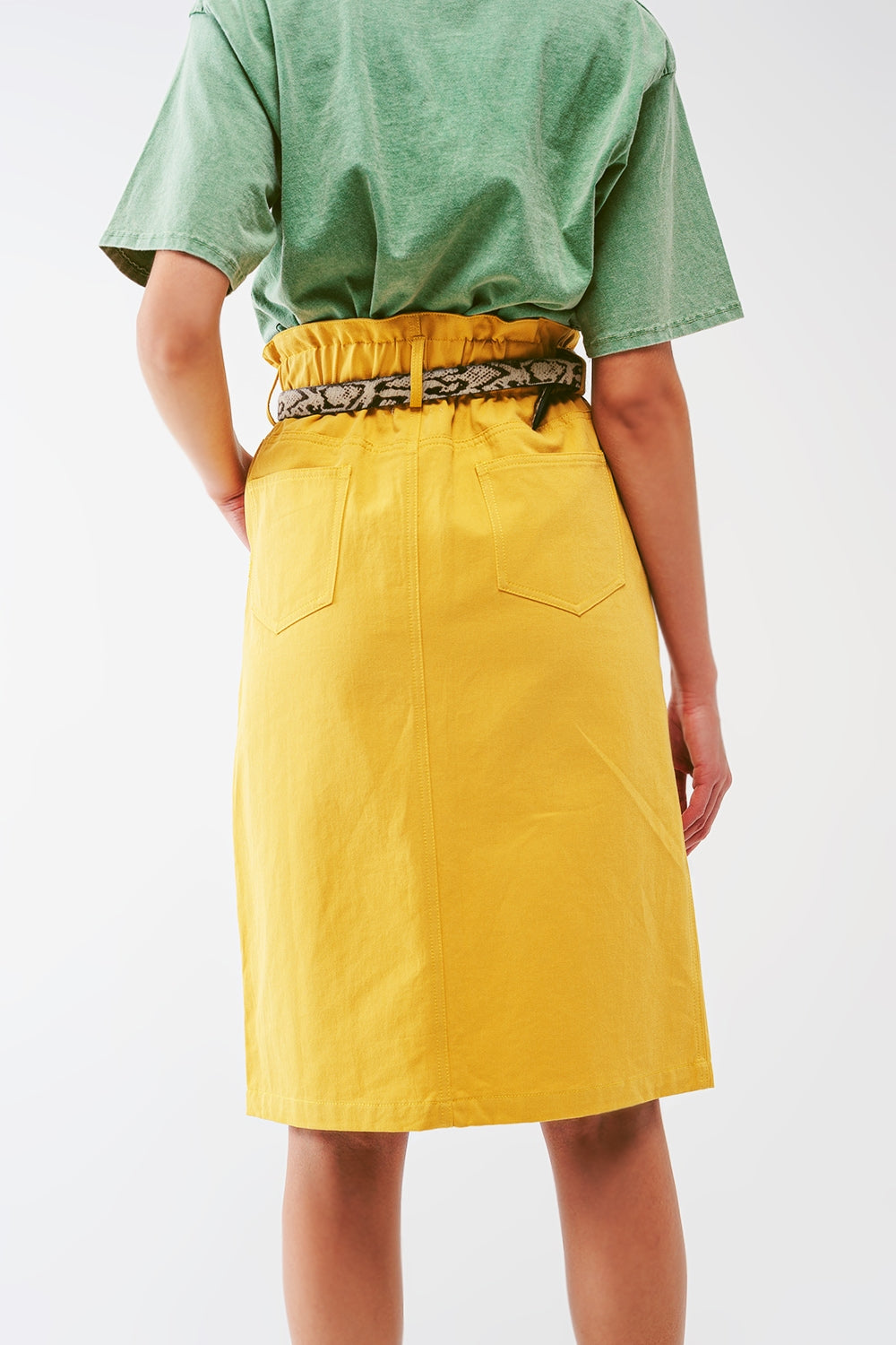 Saia reta com cintura estilo paper bag e fenda frontal em amarelo