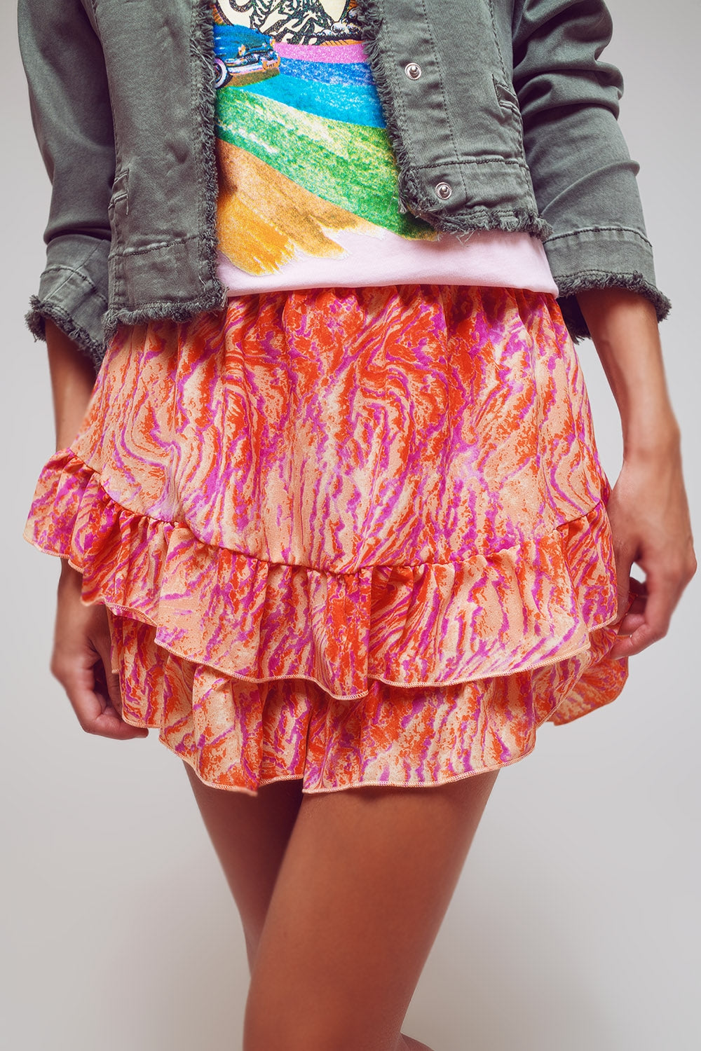 Shorts com barra franzida em estampa de zebra abstrata em laranja e fúcsia