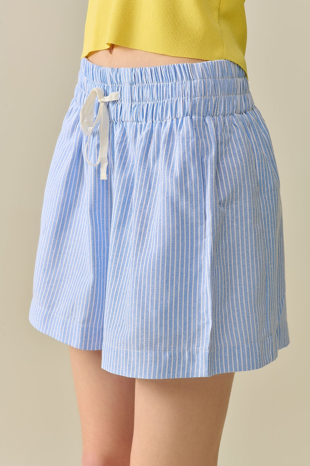 Shorts com listras e cordões no cós
