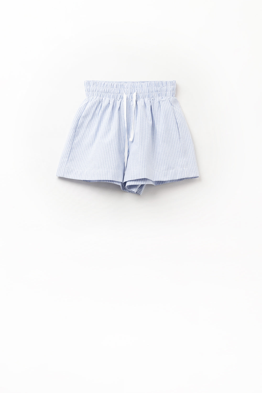 Shorts com listras e cordões no cós