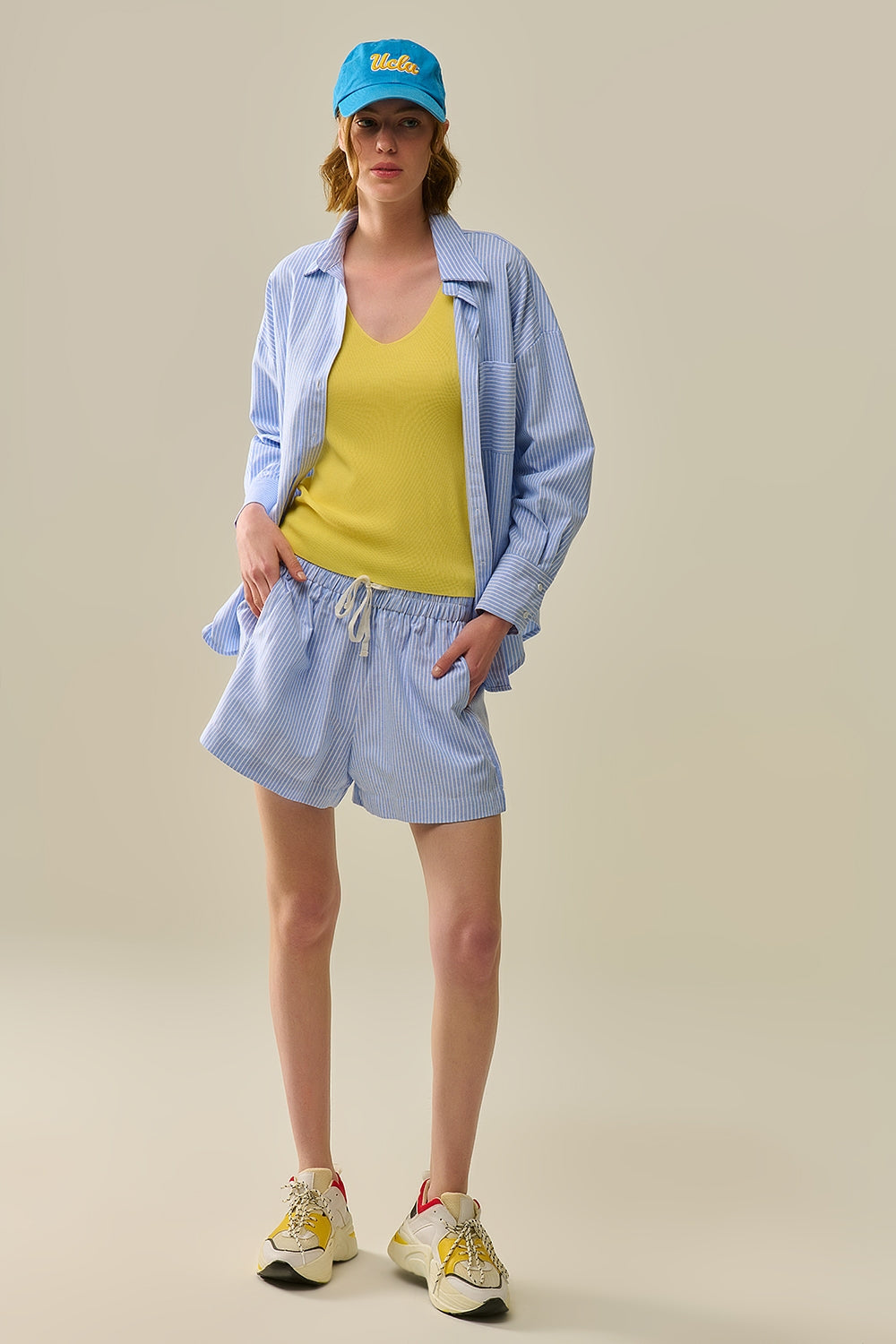 Shorts com listras e cordões no cós