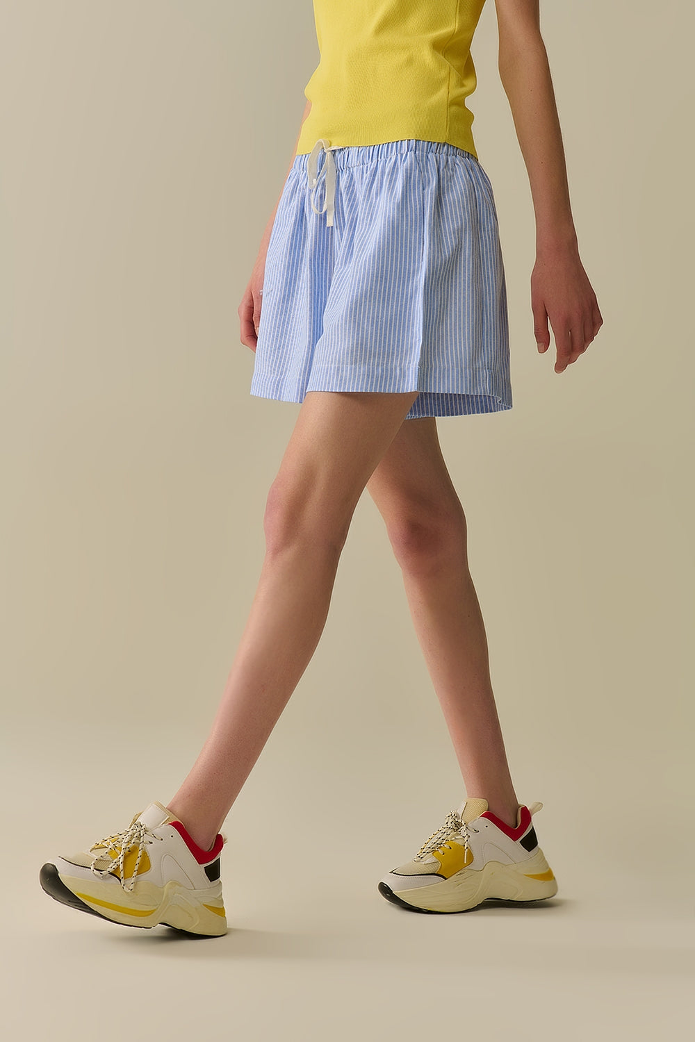 Shorts com listras e cordões no cós