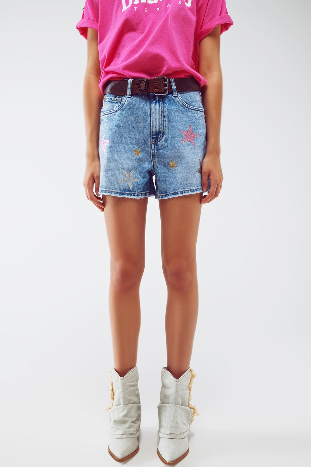 Q2 Shorts jeans com estrelas laminadas em lavag