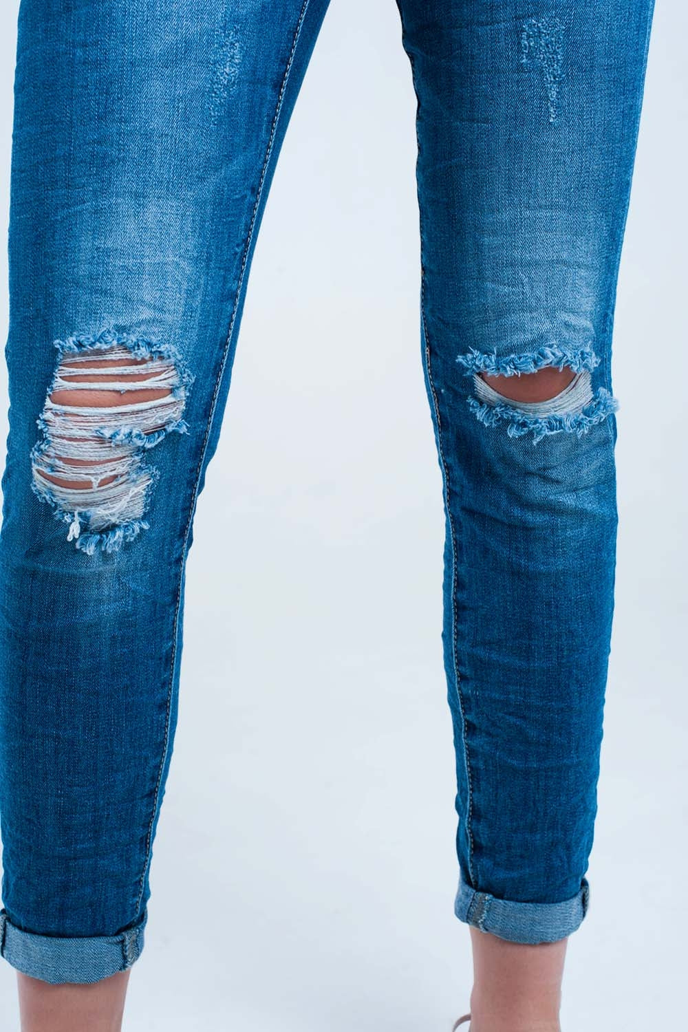 Jeans skinny elástico com rasgos