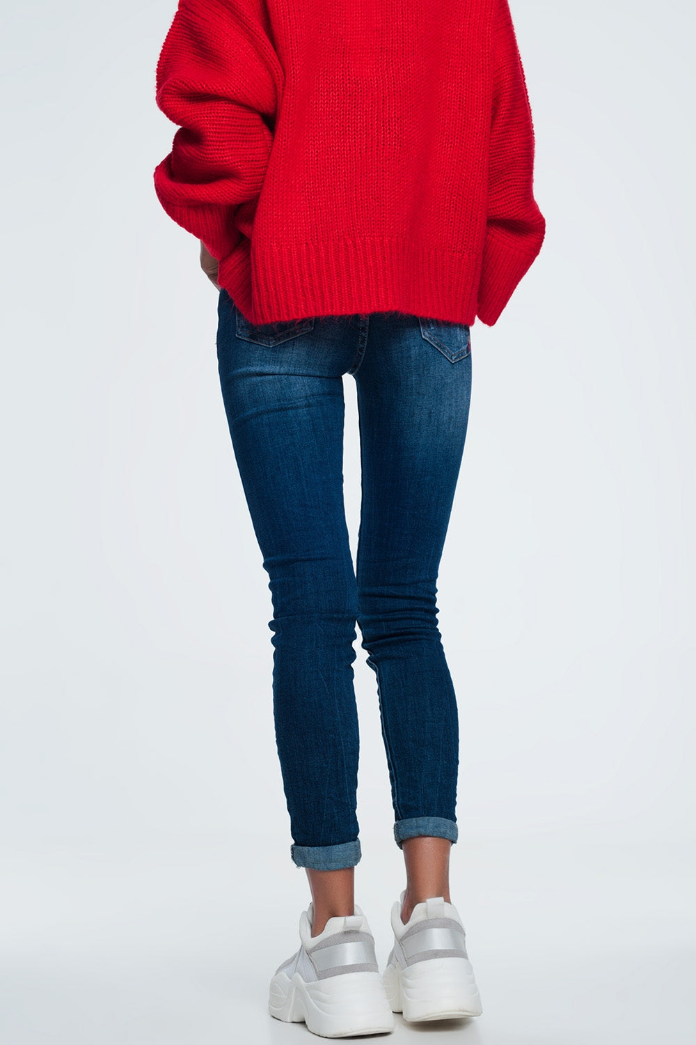 jeans skinny com detalhe de desgaste