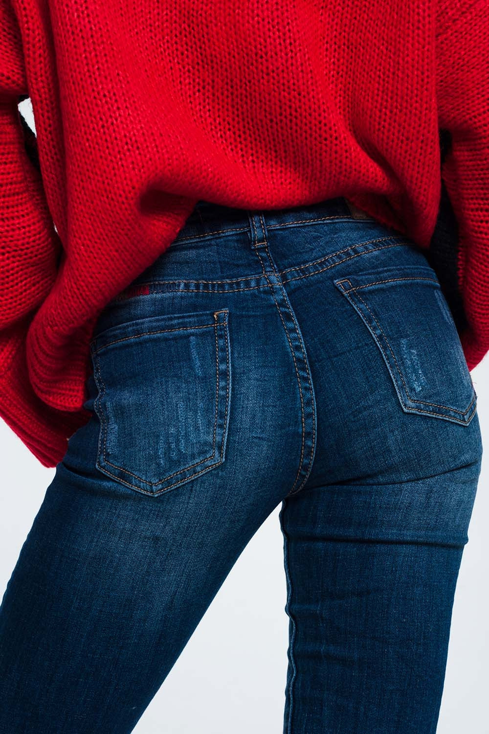 jeans skinny com detalhe de desgaste