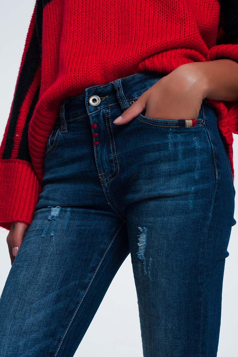 jeans skinny com detalhe de desgaste