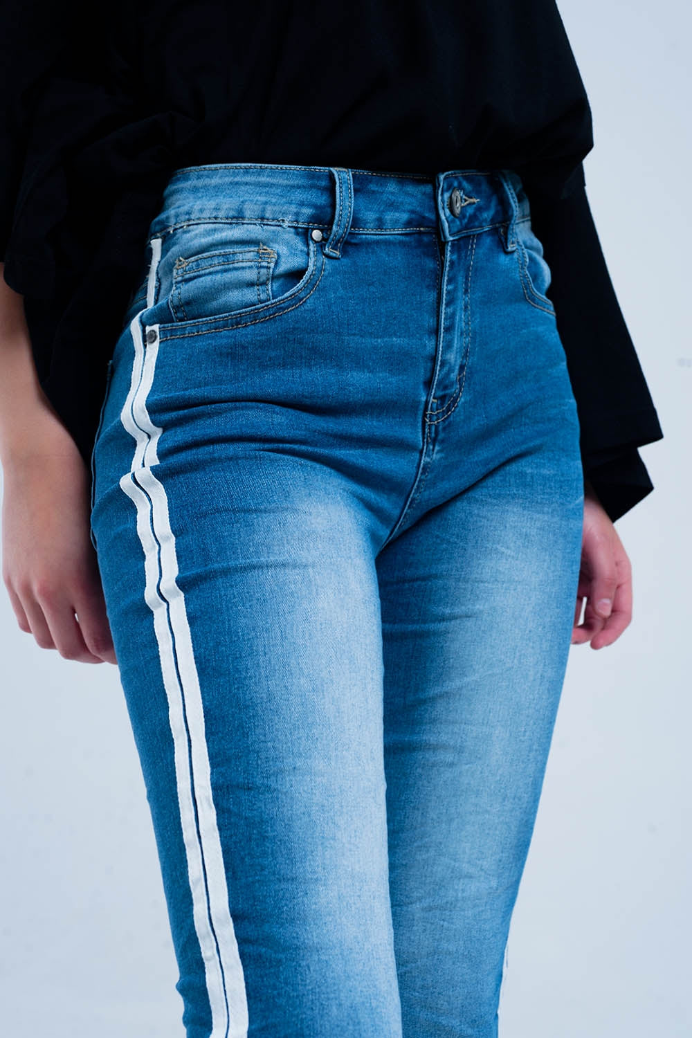 Calça jeans skinny com listra lateral branca