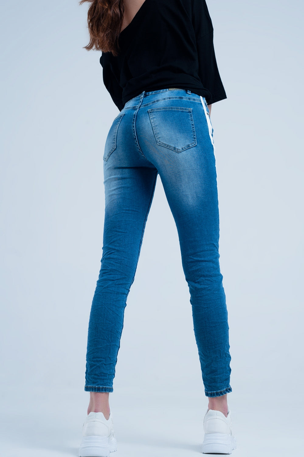 Calça jeans skinny com listra lateral branca