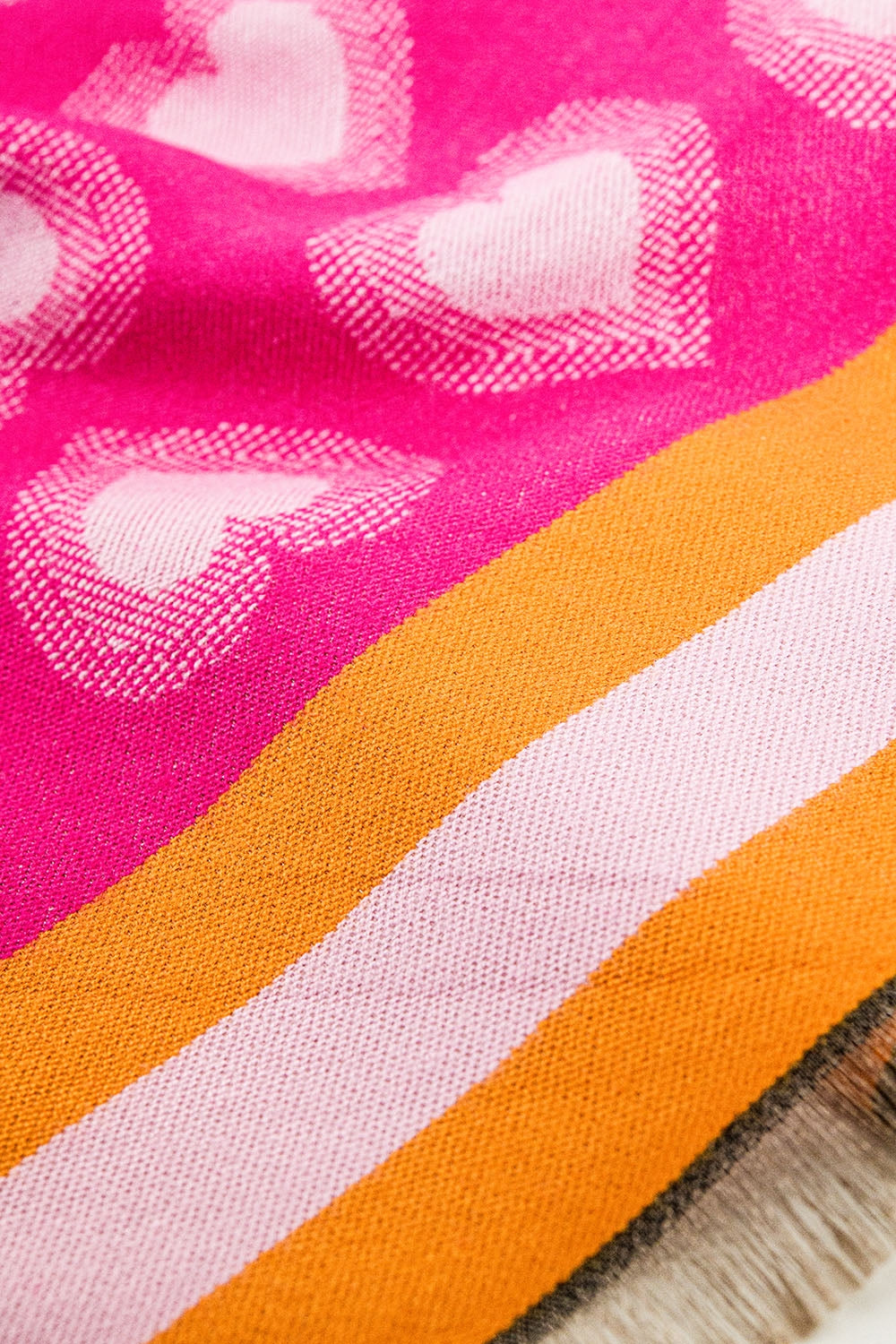 cachecol rosa suave com estampa de coração