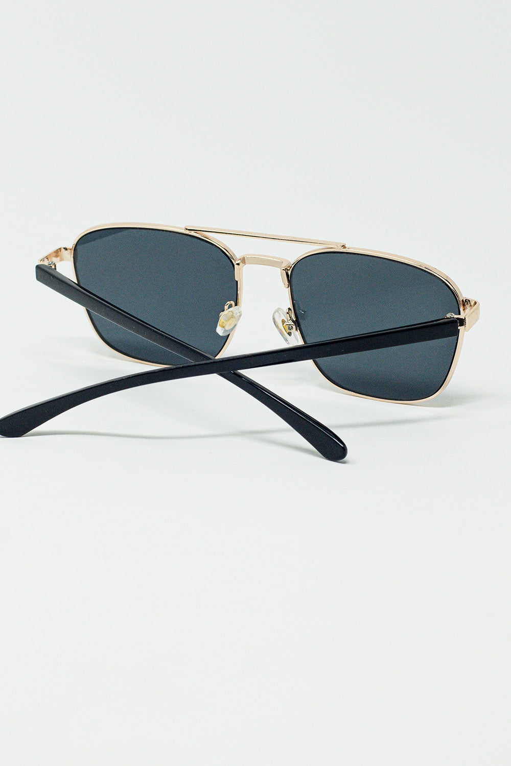 Óculos de sol quadrados de metal com lentes pretas fumê