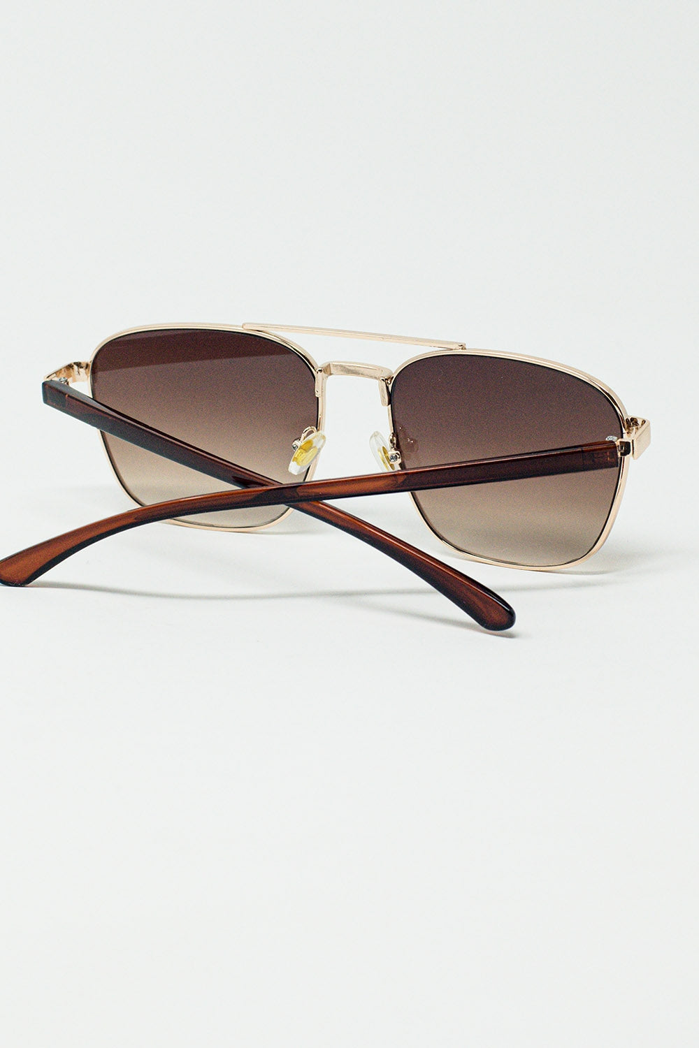 Óculos de sol quadrados de metal com lentes marrom fumê