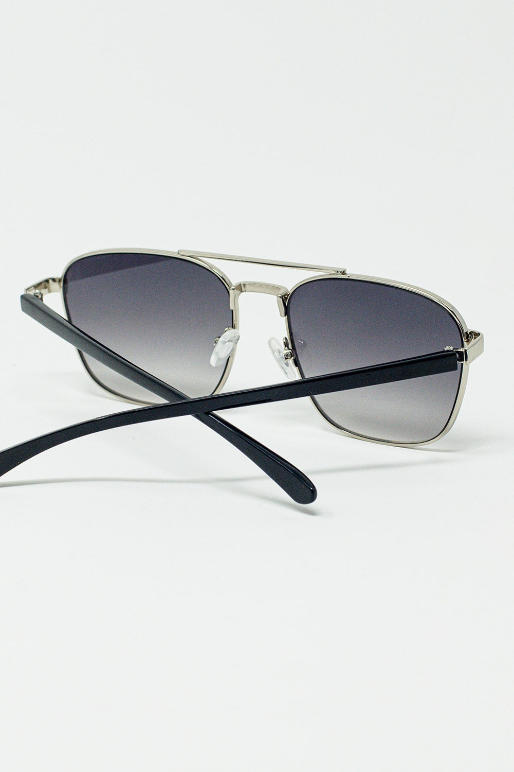 Óculos de sol quadrados de metal com lentes cinza fumê