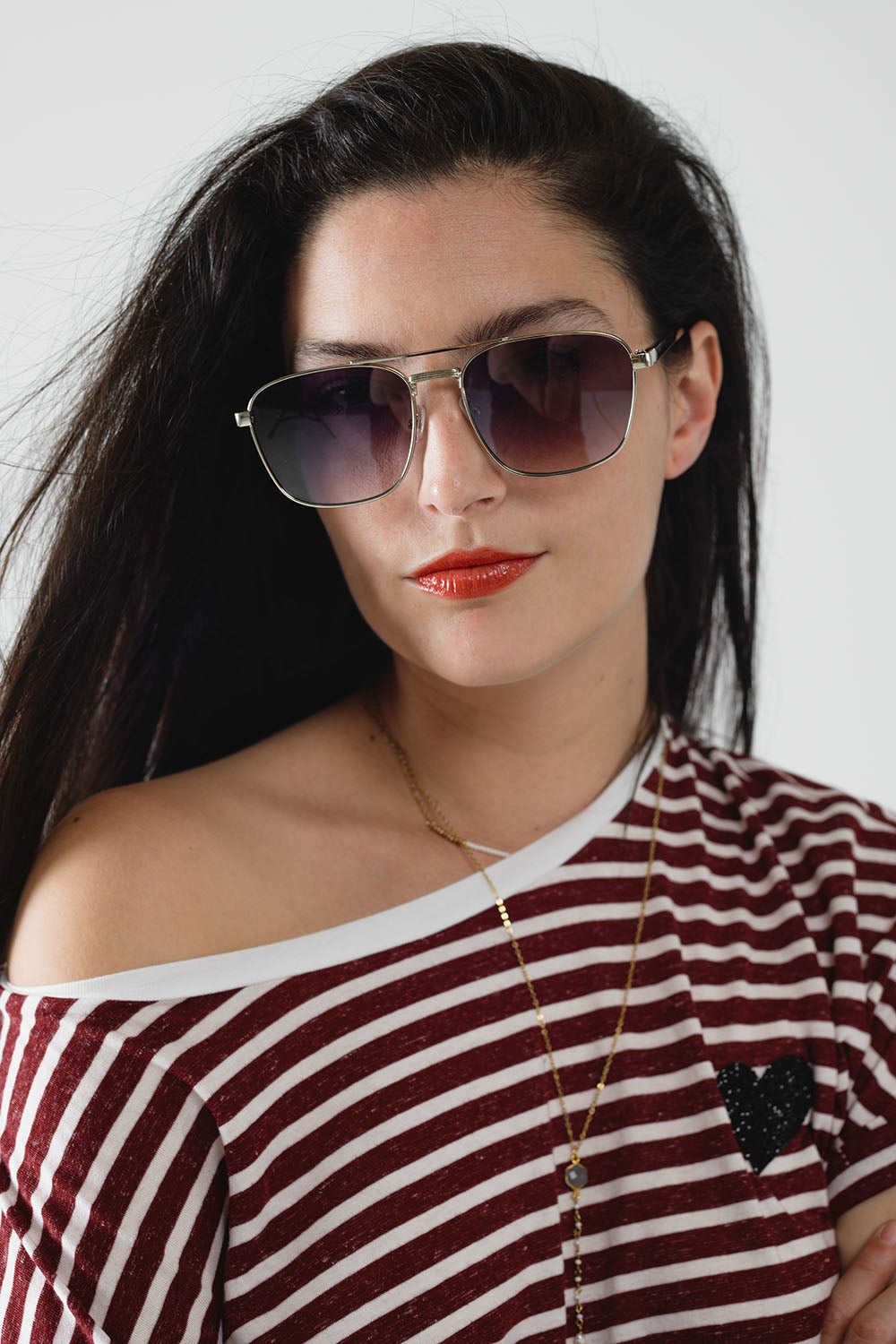 Óculos de sol quadrados de metal com lentes cinza fumê
