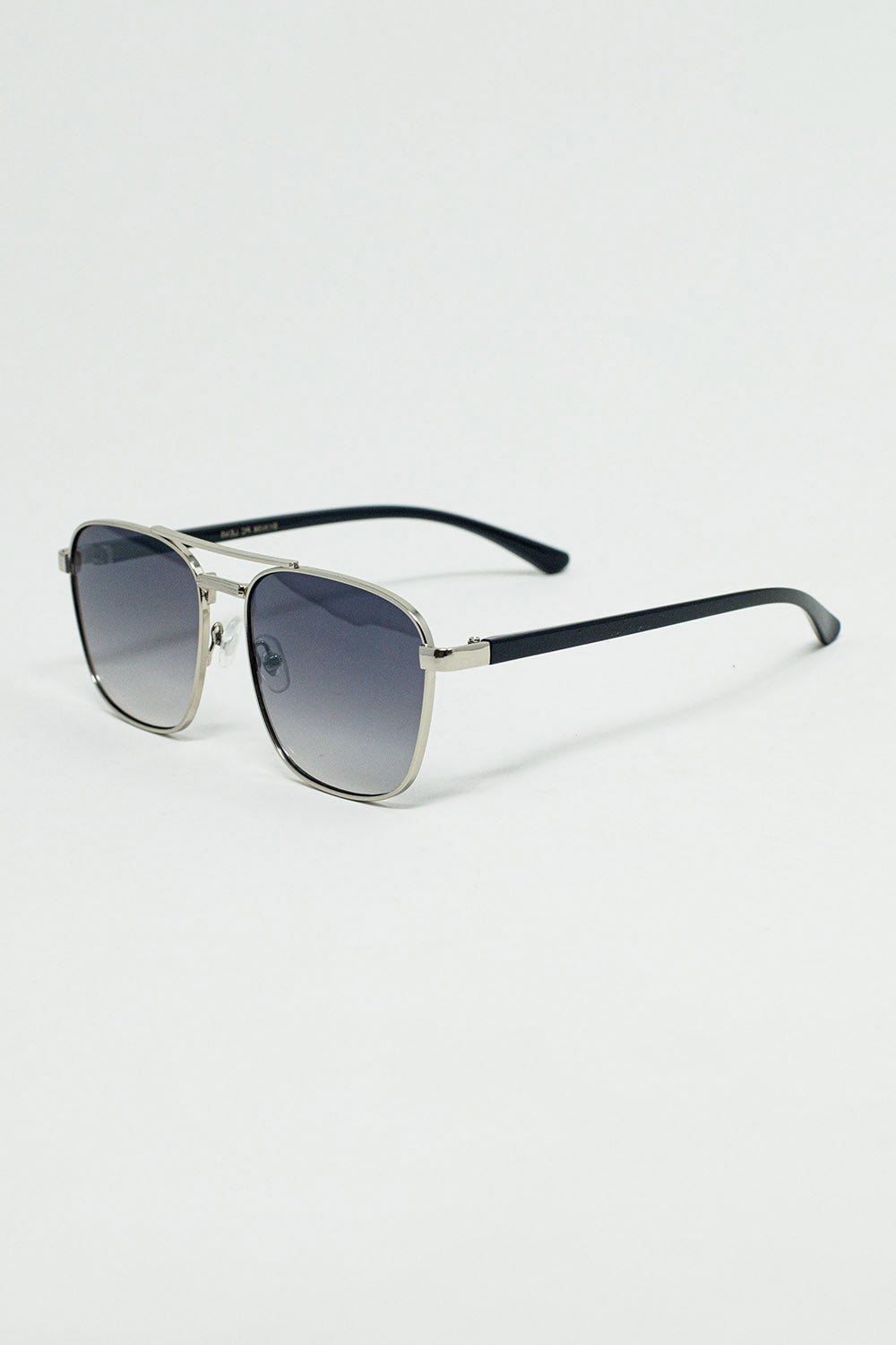Óculos de sol quadrados de metal com lentes cinza fumê