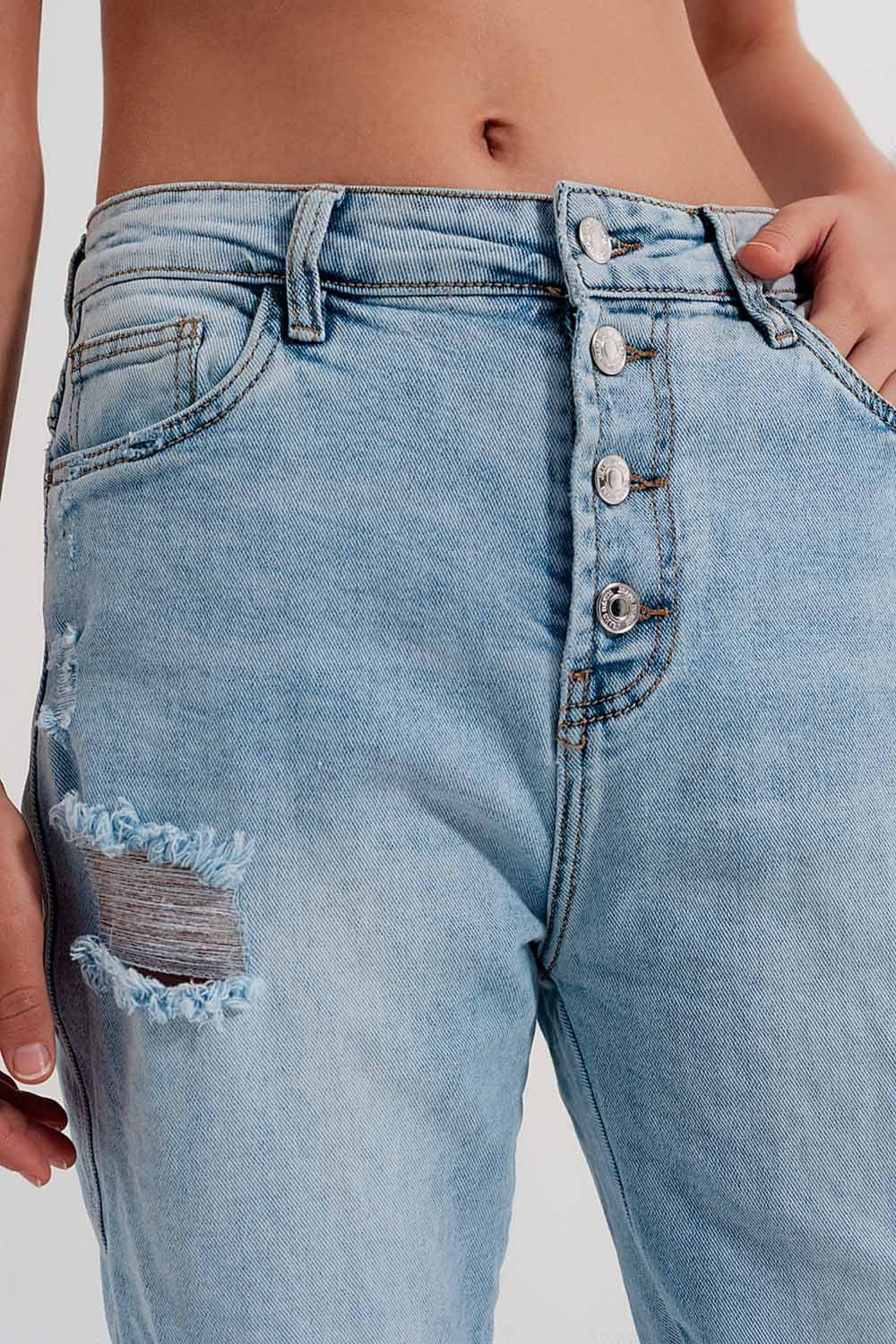 Jeans rasgado com perna reta e detalhe de botão em azul claro