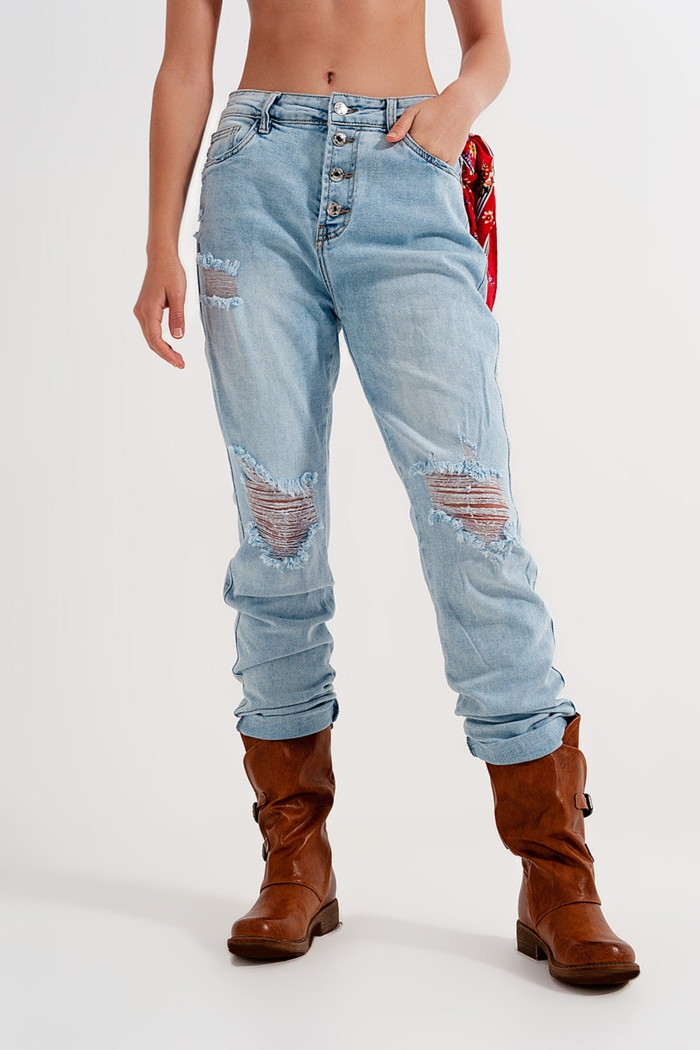 Jeans rasgado com perna reta e detalhe de botão em azul claro