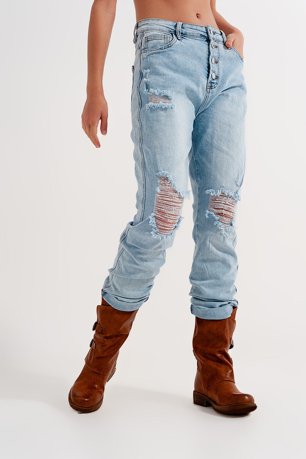 Jeans rasgado com perna reta e detalhe de botão em azul claro