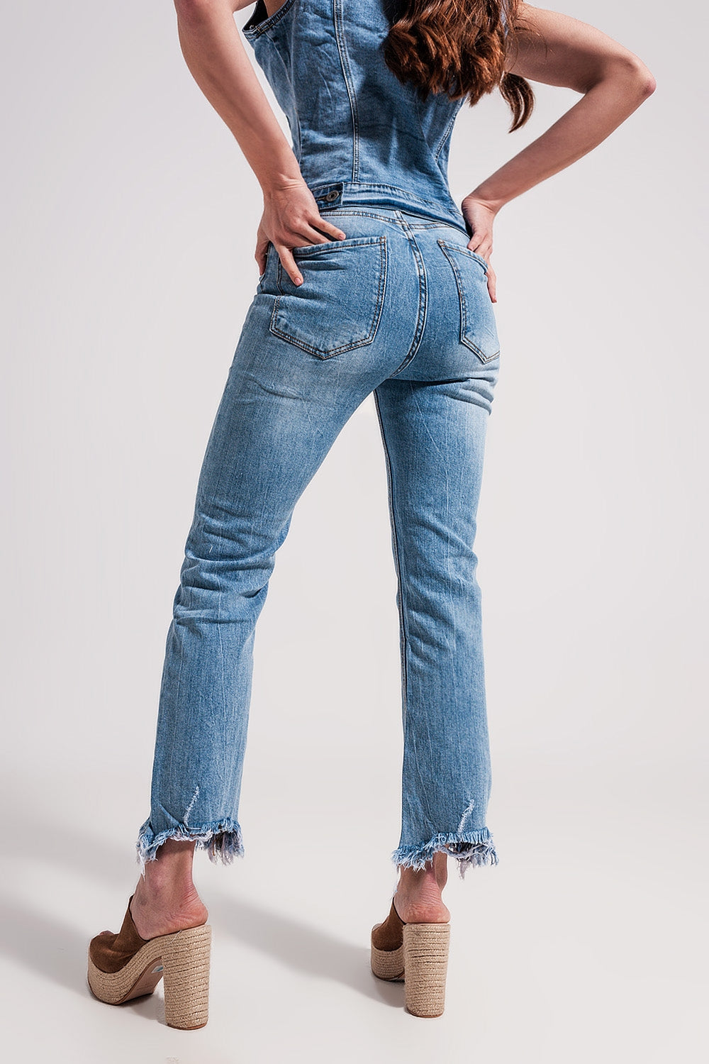 Calça jeans reta com bainha desfiada em azul