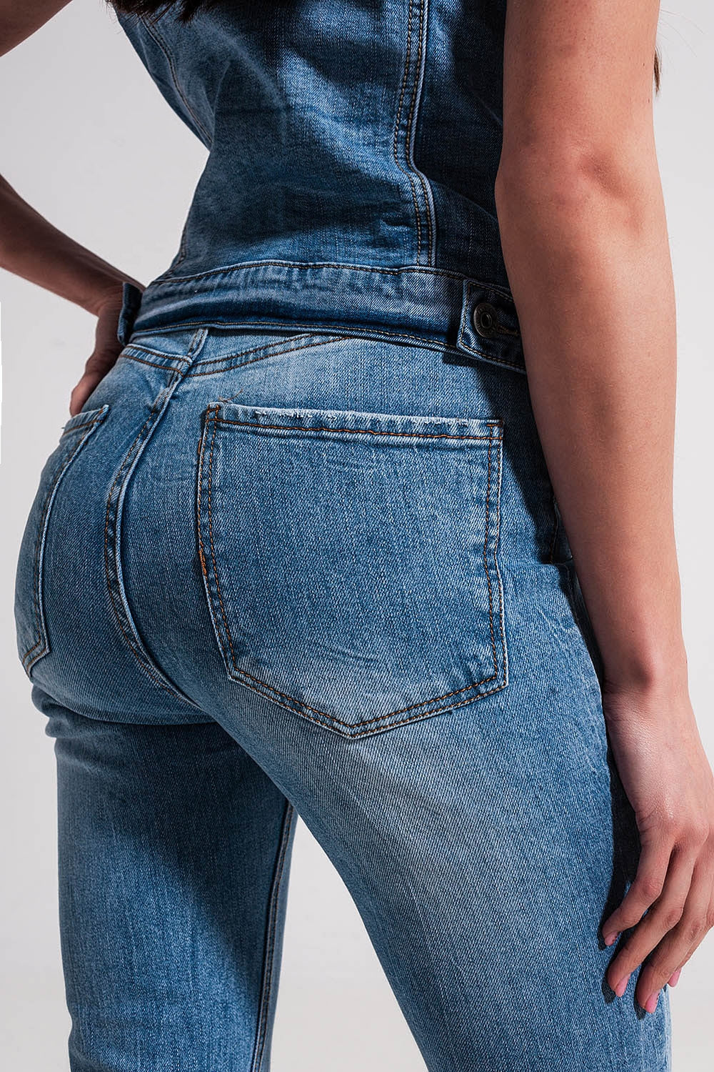 Calça jeans reta com bainha desfiada em azul