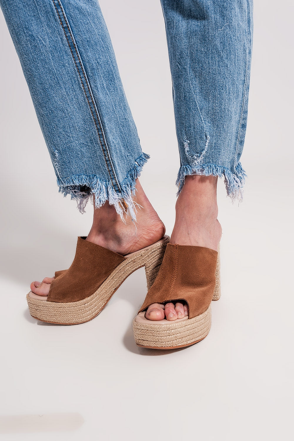 Calça jeans reta com bainha desfiada em azul